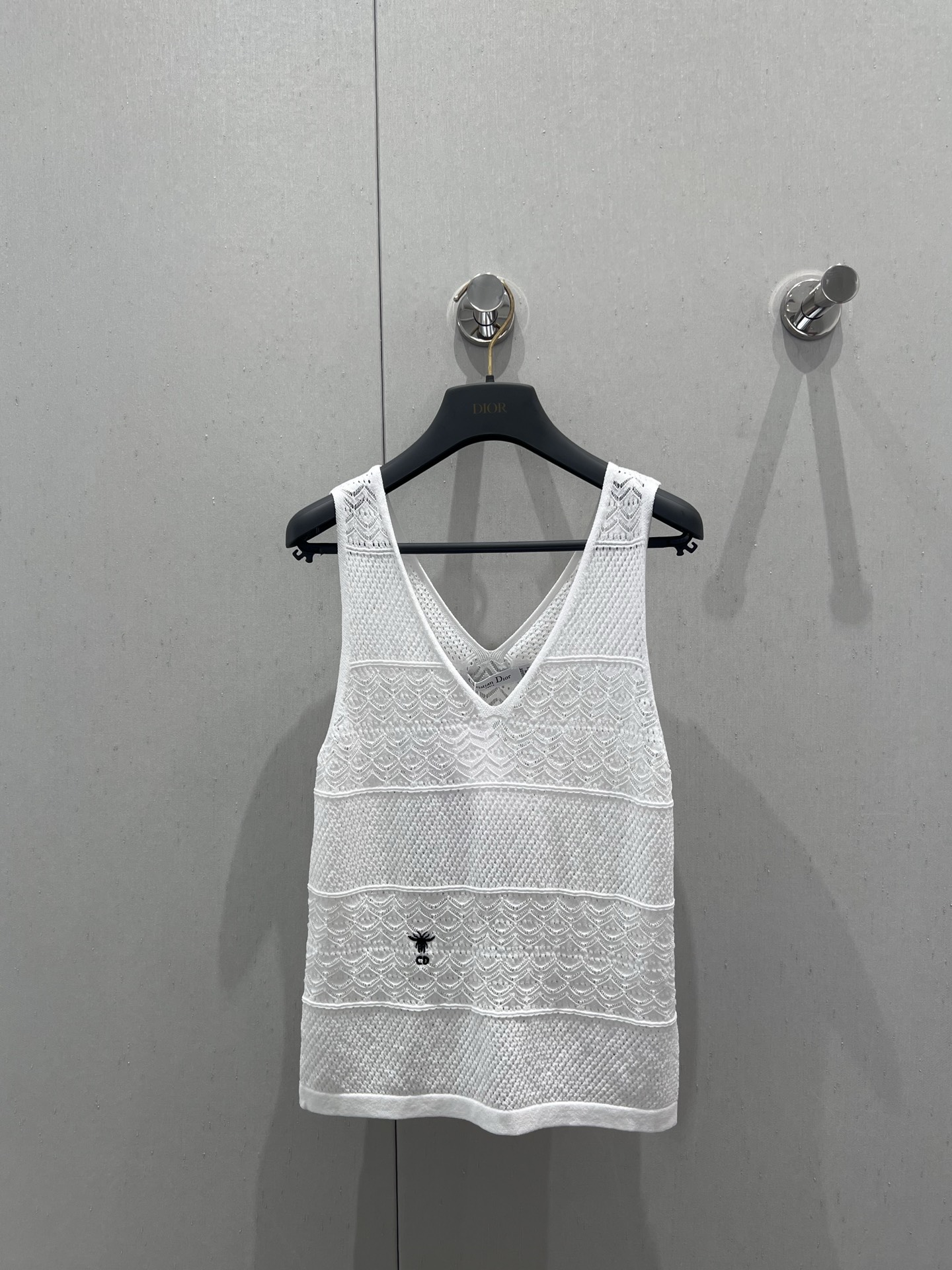 NO:417190,Support replacement Dio* 25Ss spring and summer new model hollow pattern knitted vest丨Exclusive high-end production!  Customized silk yarn wool yarn is comfortable and soft, full of elasticity. V-neck knitted vest is cut. Preparation uses advanced needle-moving technology. Full body hollow woven patterns are covered. The front closure overlaps to present the V-neck effect, which adds a sense of styling. It better modifyes the shoulder and neck lines and makes it look thinner. The waist is matched with bee embroidery to show the brand tone. The fine pleated skirt treatment makes it more free and easy to style!  S/M/L real photos, dior, skirts, alexander wang19860909支持换款 Dio* 25Ss春夏新款 镂空花纹针织背心丨独家高版出品！定制丝毛纱线织造 舒适软糯 弹力十足 V领针织背心裁剪 成衣选用高级走针工艺 通体镂空编织花纹满铺 前襟交叠呈现V领效果 增添造型层次感 更好修饰肩颈线条更显纤细 腰间搭配蜜蜂刺绣 彰显品牌调性 精细压褶裙摆处理 更显风格自由洒脱！现货发售 S/M/L实拍细节图,,dior,skirts,alexander wang,Women's clothing