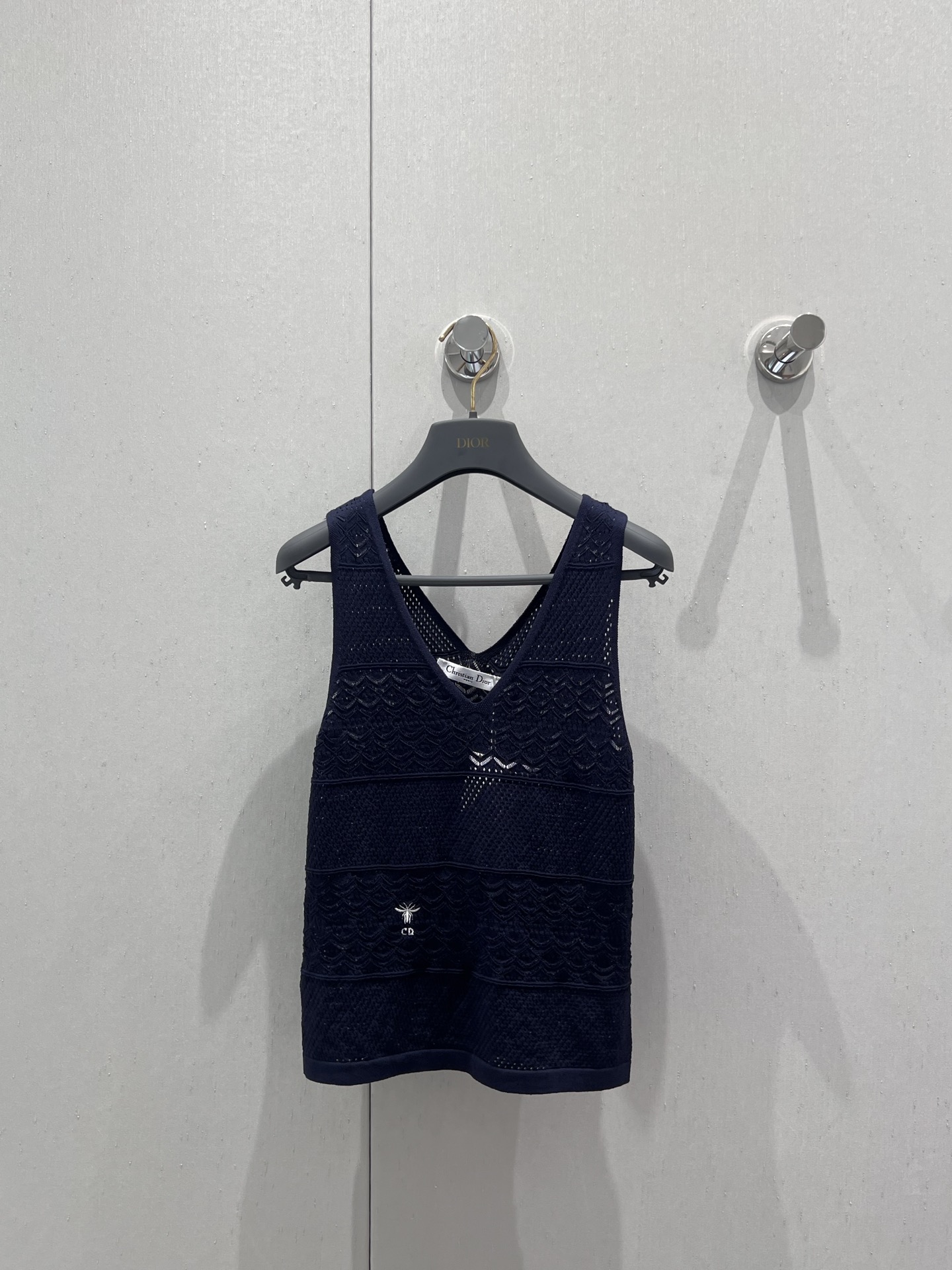 NO:417219,Support replacement Dio* 25Ss spring and summer new model hollow pattern knitted vest丨Exclusive high-end production!  Customized silk yarn wool yarn is comfortable and soft, full of elasticity. V-neck knitted vest is cut. Preparation uses advanced needle-moving technology. Full body hollow woven patterns are covered. The front closure overlaps to present the V-neck effect, which adds a sense of styling. It better modifyes the shoulder and neck lines and makes it look thinner. The waist is matched with bee embroidery to show the brand tone. The fine pleated skirt treatment makes it more free and easy to style!  S/M/L real photos, dior, skirts, alexander wang19860909支持换款 Dio* 25Ss春夏新款 镂空花纹针织背心丨独家高版出品！定制丝毛纱线织造 舒适软糯 弹力十足 V领针织背心裁剪 成衣选用高级走针工艺 通体镂空编织花纹满铺 前襟交叠呈现V领效果 增添造型层次感 更好修饰肩颈线条更显纤细 腰间搭配蜜蜂刺绣 彰显品牌调性 精细压褶裙摆处理 更显风格自由洒脱！现货发售 S/M/L实拍细节图,,dior,skirts,alexander wang,Women's clothing