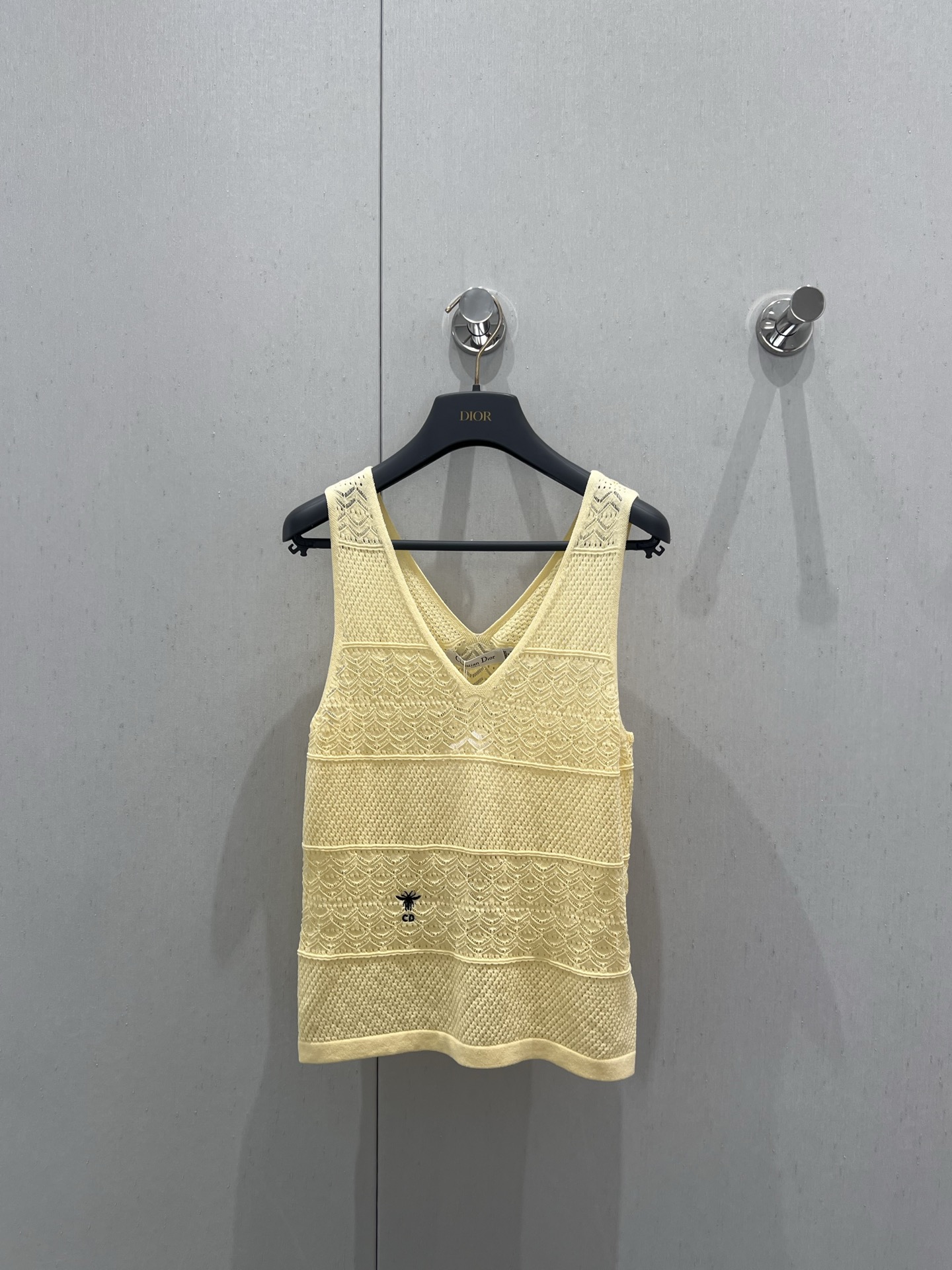 NO:417206,Support replacement Dio* 25Ss spring and summer new model hollow pattern knitted vest丨Exclusive high-end production!  Customized silk yarn wool yarn is comfortable and soft, full of elasticity. V-neck knitted vest is cut. Preparation uses advanced needle-moving technology. Full body hollow woven patterns are covered. The front closure overlaps to present the V-neck effect, which adds a sense of styling. It better modifyes the shoulder and neck lines and makes it look thinner. The waist is matched with bee embroidery to show the brand tone. The fine pleated skirt treatment makes it more free and easy to style!  S/M/L real photos, dior, skirts, alexander wang19860909支持换款 Dio* 25Ss春夏新款 镂空花纹针织背心丨独家高版出品！定制丝毛纱线织造 舒适软糯 弹力十足 V领针织背心裁剪 成衣选用高级走针工艺 通体镂空编织花纹满铺 前襟交叠呈现V领效果 增添造型层次感 更好修饰肩颈线条更显纤细 腰间搭配蜜蜂刺绣 彰显品牌调性 精细压褶裙摆处理 更显风格自由洒脱！现货发售 S/M/L实拍细节图,,dior,skirts,alexander wang,Women's clothing