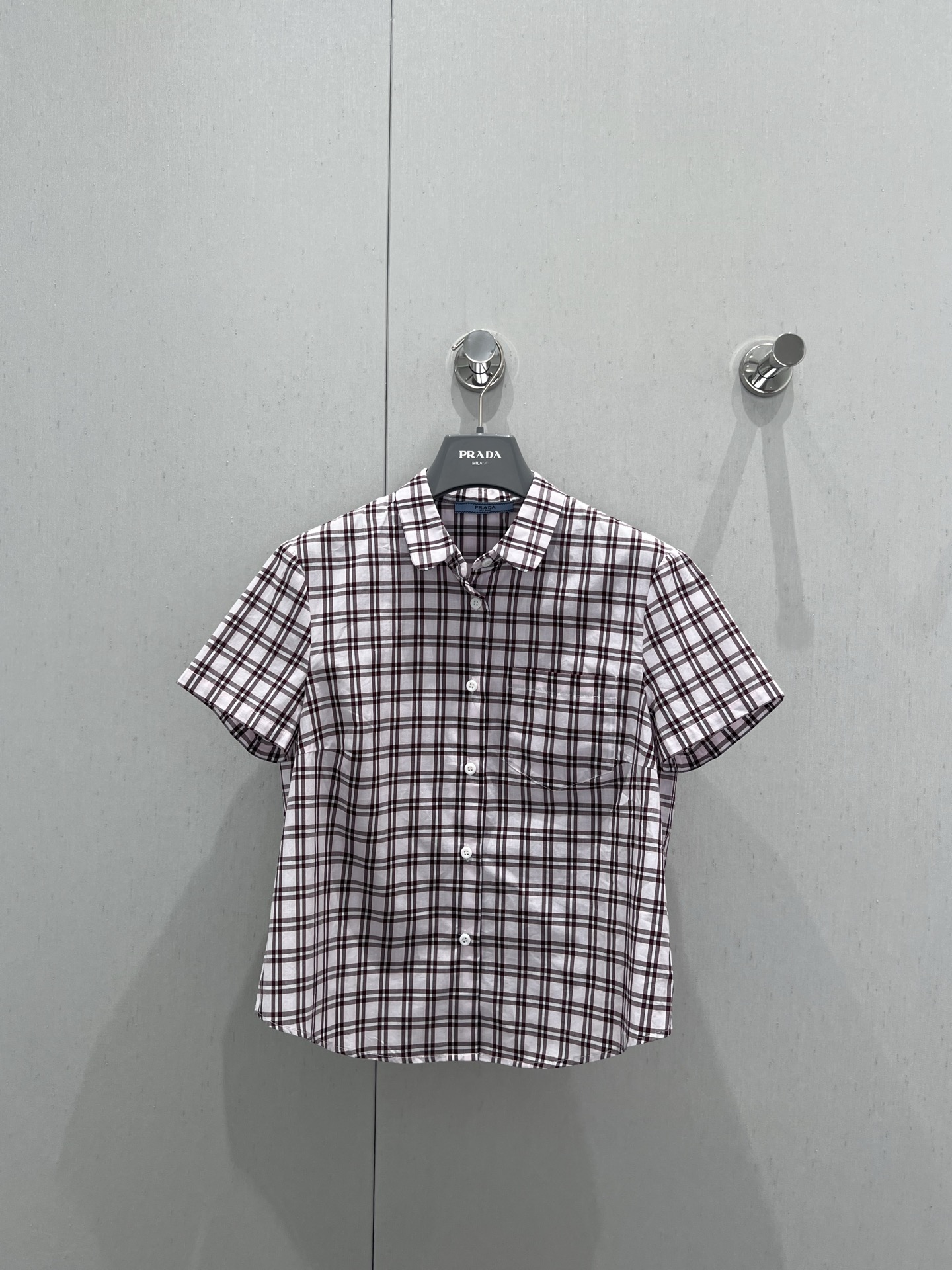 NO:415594,Supports replacement Prad* 25Ss spring and summer new style retro plaid contrasting short-sleeved shirt丨Exclusive yb development!  High-end production!  Classic plaid intertwined, simple and neat tailored, fits the rhythm of the modern urban, the short style cleverly lengthens the body proportions, and releases a casual and free fashion attitude. The crisp collar and exquisite button details show exquisite craftsmanship and inject exquisite style into the overall shape. Whether it is a casual and daily style with jeans or a skirt to create a mature workplace style, it can be easily adapted. S/M/L real-life details pictures are available in stock, prada, skirts, jeans, shirts, T-shirts, alexander wang19860909支持换款 Prad* 25Ss春夏新款 复古格纹撞色短袖衬衫丨独家yb开发！高版出品！经典格纹交织,简约利落的剪裁,契合现代都市节奏,短款版型巧妙拉长身形比例,释放随性洒脱的时尚态度.挺括的衣领与精致纽扣细节,彰显考究工艺,为整体造型注入精致格调.无论是搭配牛仔裤打造休闲日常风,还是与半裙组合出职场轻熟范儿,它都能轻松适配.现货发售S/M/L实拍细节图,,prada,skirts,jeans,shirts,T-shirt,alexander wang,Women's clothing