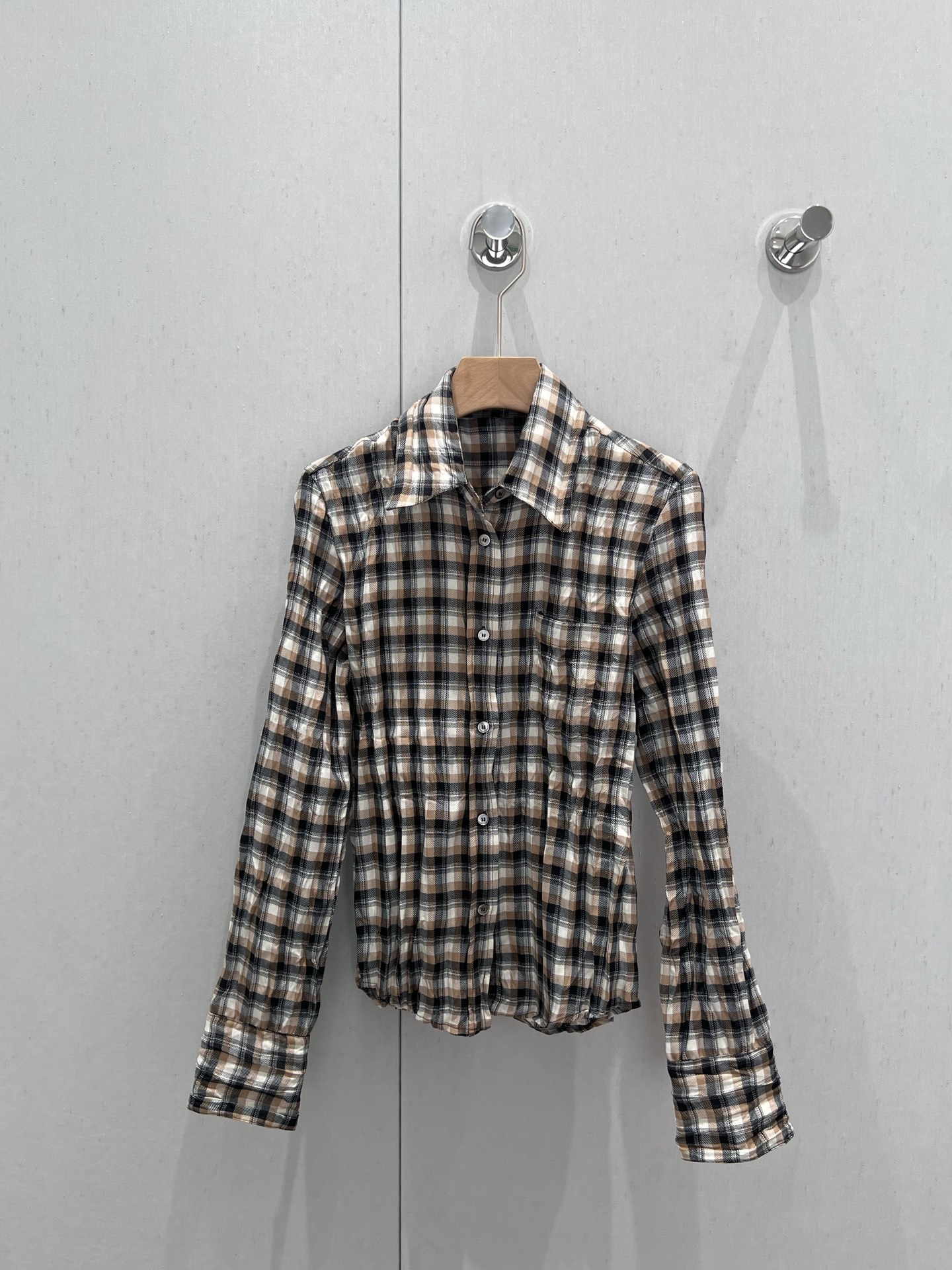 NO:415580,Supports replacement of Acne Studio*s 25Ss spring and summer new style, plaid pleated design paper man long-sleeved shirt丨Exclusive yb development!  High-end production!  Classic plaid pattern, simple and yet stylish, slim and short style, clever outlines the body shape, breaking the stereotype of traditional shirts, adding a bit of casualness and unruly. The fabric is delicate and skin-friendly and comfortable. Whether it is a single outfit with jeans to show a casual street style, or a knitted cardigan to create a sense of layering, it can be easily controlled, injecting Scandinavian style fashion genes into daily outfits, allowing you to stand out from the crowd. S/M/L real-life details pictures are available in stock, acne studios, jeans, shirts, alexander wang19860909支持换款Acne Studi*s 25Ss春夏新款 格纹褶皱设计纸片人长袖衬衫丨独家yb开发！高版出品！经典格纹图案,简约又不失格调,修身短款版型,巧妙勾勒身形,打破传统衬衫的刻板印象,增添几分随性与不羁.面料质感细腻,亲肤舒适.无论是单穿搭配牛仔裤展现休闲街头风,还是外搭针织开衫营造层次感,都能轻松驾驭,为日常穿搭注入斯堪的纳维亚风格的时尚基因,让你在人群中脱颖而出.现货发售S/M/L实拍细节图,,acne studios,jeans,shirts,alexander wang,Women's clothing