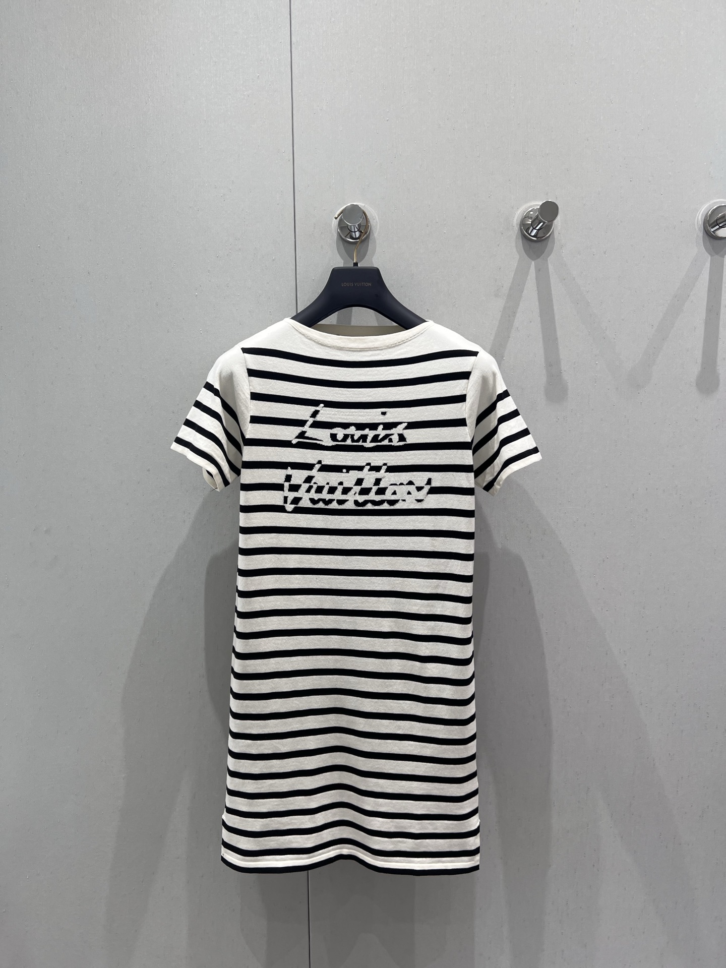 NO:415608,Support replacement Louis Vuitto* 25ss Spring and Summer New Style Letter Striped Knitted Vest Skirt | Exclusive YB Development!  High-end production!  All cotton yarn material, breathable and comfortable, full texture, loose silhouette, loose T-shirt cut, highlight the brand style, all cotton yarn weaving, elastic, slimming visual effect, large body, black and white contrasting stripes decoration, letter logo interspersed to create artistic effect, highlight high-end style, single wear inner wear is brilliant and fashionable, real-life details of S/M/L on sale, louis vuitton, skirts,tees, t-shirt,alexander wang19860909支持换款 Louis Vuitto* 25ss春夏新款 字母条纹针织背心裙丨独家yb开发！高版出品！全棉纱线材质 透气舒适 质感十足 廓形宽松T恤裁剪 凸显品牌格调 全棉纱线织造 带有弹力 呈现显瘦视觉效果 大身通体黑白撞色条纹装饰 穿插字母徽标打造艺术效果 彰显高级格调 单穿内搭都出彩时髦 现货发售S/M/L实拍细节图,,louis vuitton,skirts,tees，t-shirt,alexander wang,Women's clothing