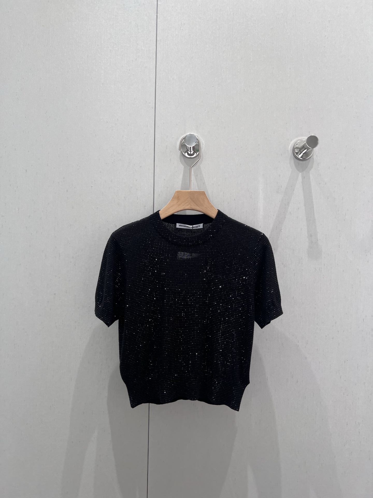 NO:417293,Support replacement Alexand*r wang 25Ss spring and summer new style full diamond round neck short-sleeved knitted top | Exclusive high-end production!  The shining sequin elements are blessed with eye-catching attributes, which easily becomes the focus; classic black and white color matching, simple and high-end, perfect workmanship quality depends on details. S/M/L real shot details pictures on spot sale, T-shirt, alexander wang19860909支持换款 Alexand*r wang 25Ss春夏新款 满钻圆领短袖针织上衣丨独家高版出品！闪耀亮片元素加持,自带吸睛属性,轻松成为焦点 ；经典黑白配色,简约又不失高级感,完美做工品质看细节.现货发售S/M/L实拍细节图,,T-shirt,alexander wang,Women's clothing