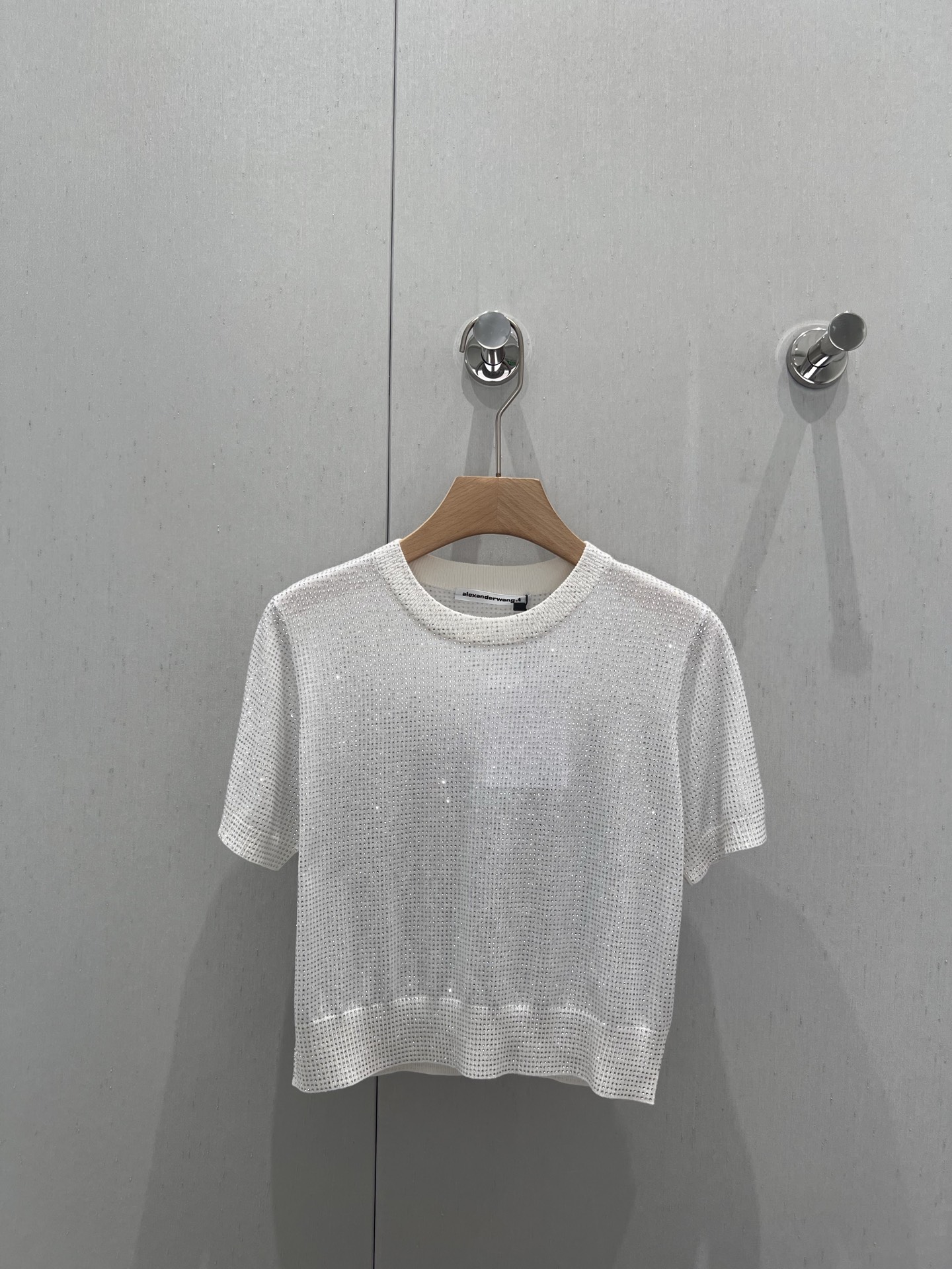 NO:417278,Support replacement Alexand*r wang 25Ss spring and summer new style full diamond round neck short-sleeved knitted top | Exclusive high-end production!  The shining sequin elements are blessed with eye-catching attributes, which easily becomes the focus; classic black and white color matching, simple and high-end, perfect workmanship quality depends on details. S/M/L real shot details pictures on spot sale, T-shirt, alexander wang19860909支持换款 Alexand*r wang 25Ss春夏新款 满钻圆领短袖针织上衣丨独家高版出品！闪耀亮片元素加持,自带吸睛属性,轻松成为焦点 ；经典黑白配色,简约又不失高级感,完美做工品质看细节.现货发售S/M/L实拍细节图,,T-shirt,alexander wang,Women's clothing