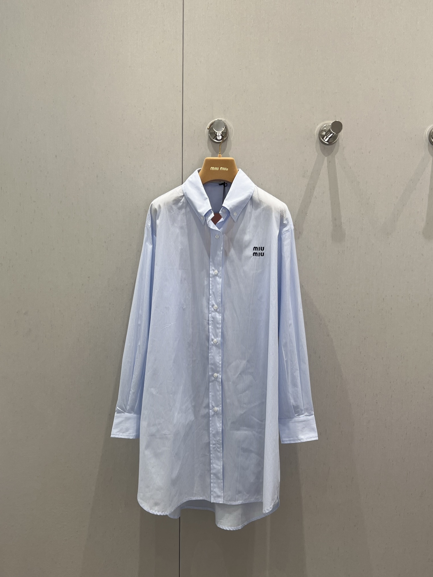 NO:415566,Support replacement Miumi* 25Ss spring and summer new model, micro-label boyfriend style striped long shirt skirt丨Exclusive yb development!  High-end production!  Weaving striped fabric with brand logo embroidery, lapel collar, button closure, boyfriend-style silhouette design, curved hem, same style for men and women, very good at matching!  S/M/L real photos of S/M/L on spot sale, miumiu, skirts, shirts, alexander wang19860909支持换款 Miumi* 25Ss春夏新款 微标男友风条纹长款衬衫裙丨独家yb开发！高版出品！色织条纹面料 饰有品牌标识徽标刺绣 翻领领口 纽扣开合 男友风廓形设计 曲线弧形下摆 男女同款 随意搭配都很！现货发售S/M/L实拍细节图,,miumiu,skirts,shirts,alexander wang,Women's clothing