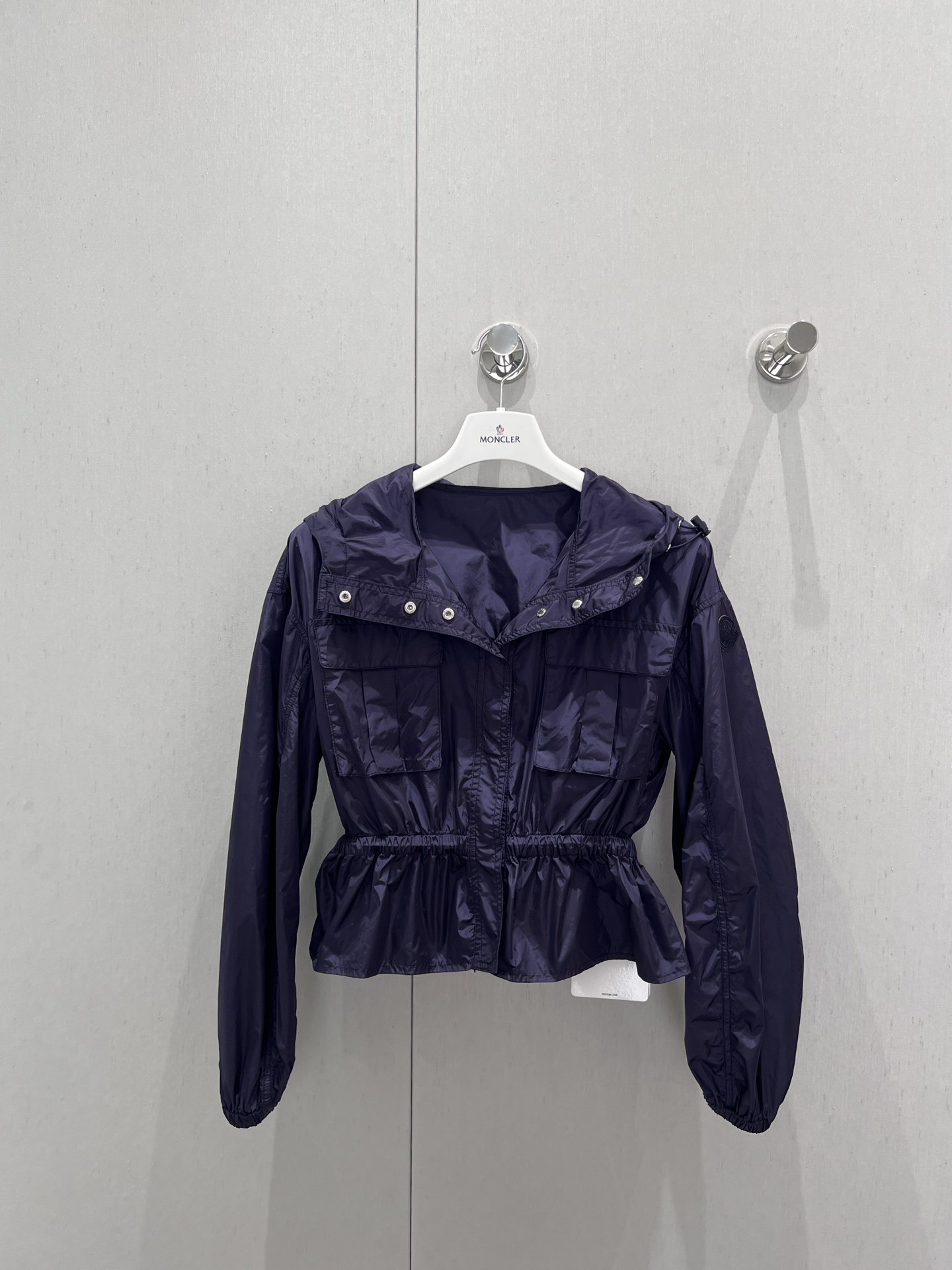 NO:420467,Support replacement Moncle* 25Ss spring and summer new style, hooded sun protection jacket on the waist | Exclusive high-end product!  Custom imported materials, comfortable and easy to wear, crisp and stylish, exquisite labeling highlights the brand's high-end feel, rich visual effects, ruffled hem design, various outfits, brighten up style, add casual and fashionable sense of work clothes, highlight fashionable and fashionable positioning, fashionable upper body, customized surface accessories, real details of S/M/L on sale,, jackets & coats, hats, alexander wang19860909支持换款 Moncle* 25Ss春夏新款 束腰下摆连帽防晒外套丨独家高版出品！定制进口材质 舒适好穿 挺括有型 精致贴标凸显品牌高级感 丰富视觉效果 荷叶边下摆设计 多种穿搭 点亮格调 增添工装休闲时尚感 彰显时髦潮流定位 上身时髦洋气 定制面辅料 现货发售S/M/L实拍细节图,,jackets & coats,hats,alexander wang,Women's clothing