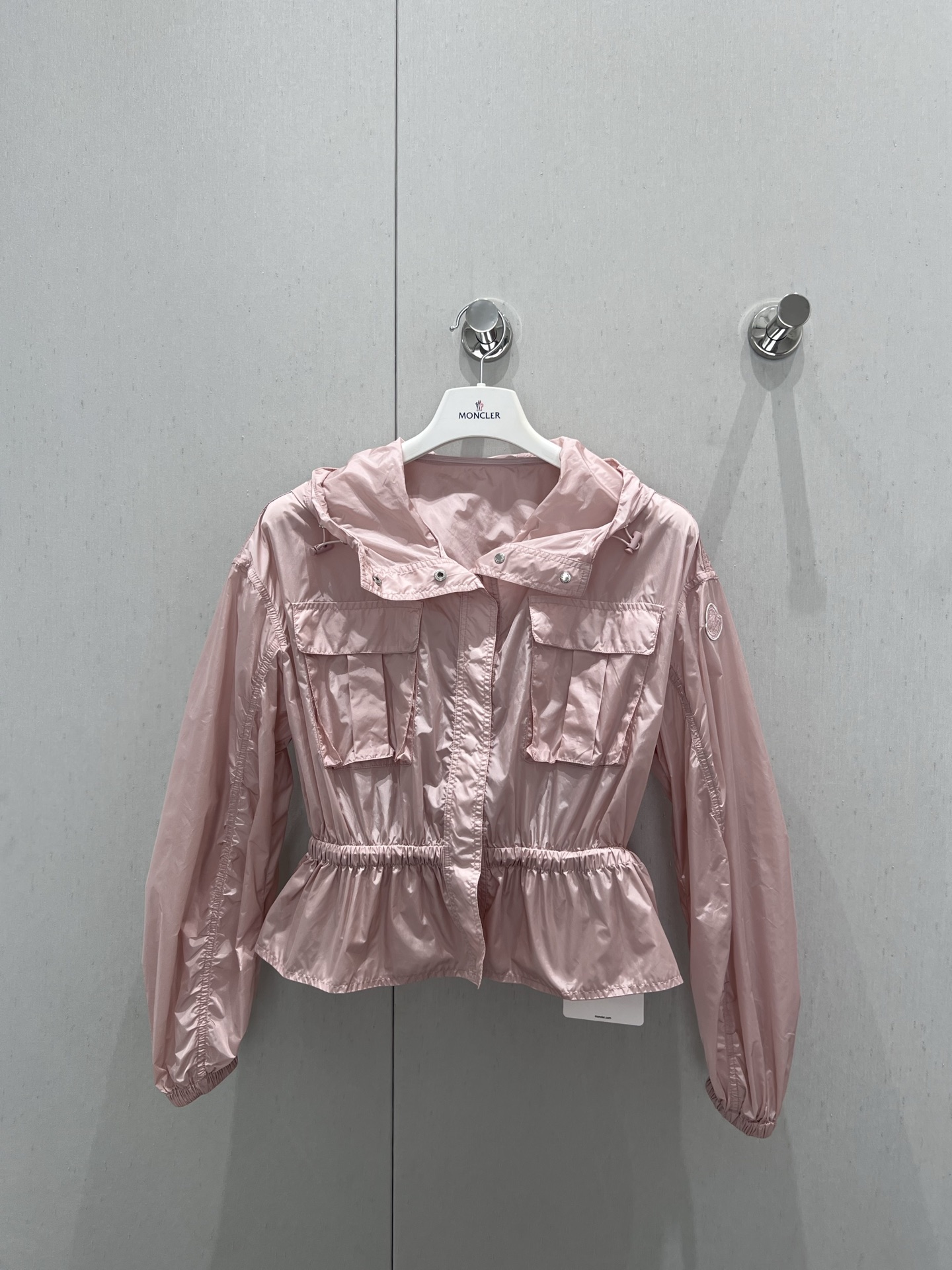 NO:420449,Support replacement Moncle* 25Ss spring and summer new style, hooded sun protection jacket on the waist | Exclusive high-end product!  Custom imported materials, comfortable and easy to wear, crisp and stylish, exquisite labeling highlights the brand's high-end feel, rich visual effects, ruffled hem design, various outfits, brighten up style, add casual and fashionable sense of work clothes, highlight fashionable and fashionable positioning, fashionable upper body, customized surface accessories, real details of S/M/L on sale,, jackets & coats, hats, alexander wang19860909支持换款 Moncle* 25Ss春夏新款 束腰下摆连帽防晒外套丨独家高版出品！定制进口材质 舒适好穿 挺括有型 精致贴标凸显品牌高级感 丰富视觉效果 荷叶边下摆设计 多种穿搭 点亮格调 增添工装休闲时尚感 彰显时髦潮流定位 上身时髦洋气 定制面辅料 现货发售S/M/L实拍细节图,,jackets & coats,hats,alexander wang,Women's clothing