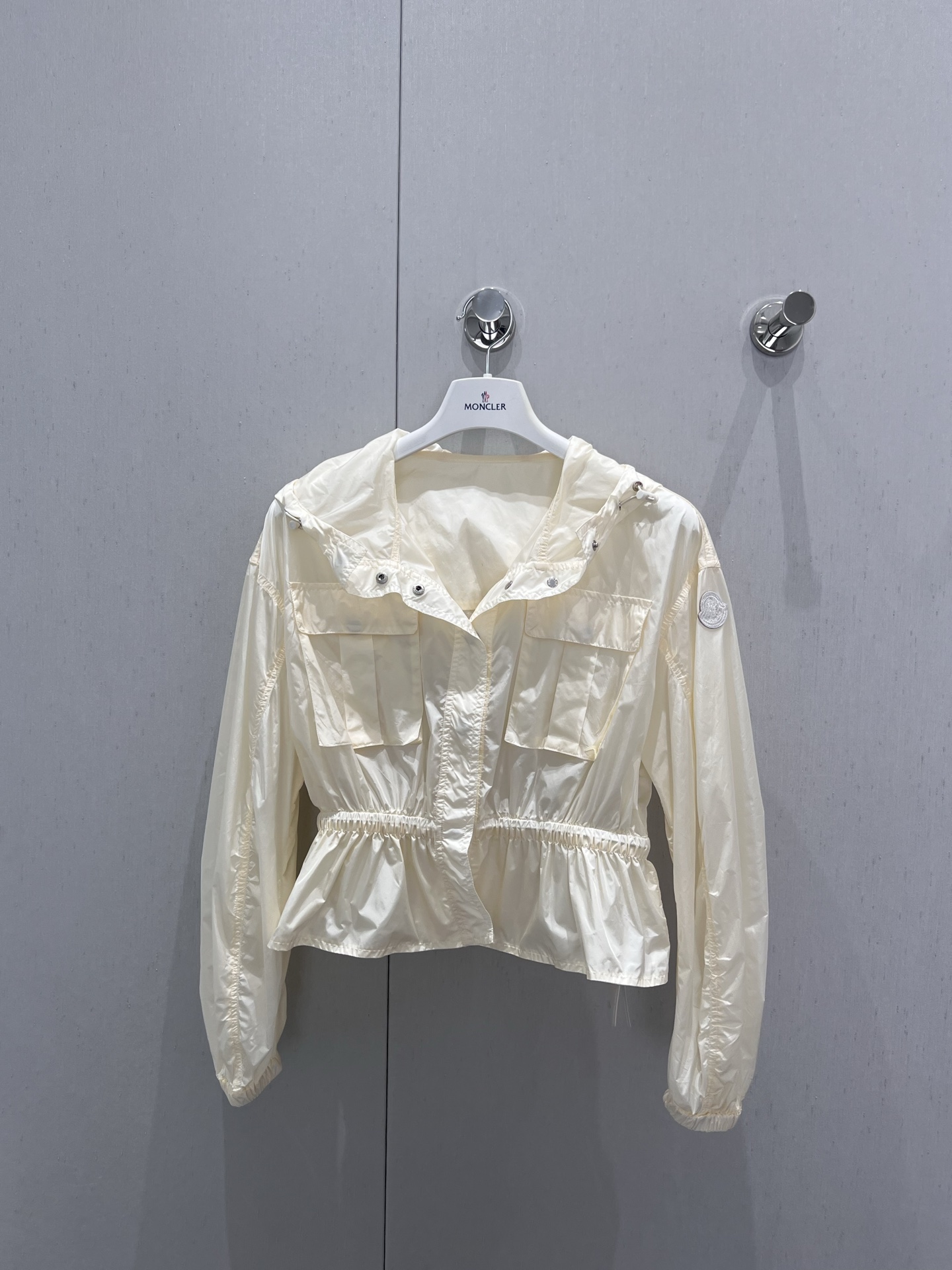 NO:420421,Support replacement Moncle* 25Ss spring and summer new style, hooded sun protection jacket on the waist | Exclusive high-end product!  Custom imported materials, comfortable and easy to wear, crisp and stylish, exquisite labeling highlights the brand's high-end feel, rich visual effects, ruffled hem design, various outfits, brighten up style, add casual and fashionable sense of work clothes, highlight fashionable and fashionable positioning, fashionable and stylish upper body, customized surface accessories, S/M/L real shot details on sale, Jackets & coats, hats, alexander wang19860909支持换款 Moncle* 25Ss春夏新款 束腰下摆连帽防晒外套丨独家高版出品！定制进口材质 舒适好穿 挺括有型 精致贴标凸显品牌高级感 丰富视觉效果 荷叶边下摆设计 多种穿搭 点亮格调 增添工装休闲时尚感 彰显时髦潮流定位 上身时髦洋气 定制面辅料 现货发售S/M/L实拍细节的,,jackets & coats,hats,alexander wang,Women's clothing