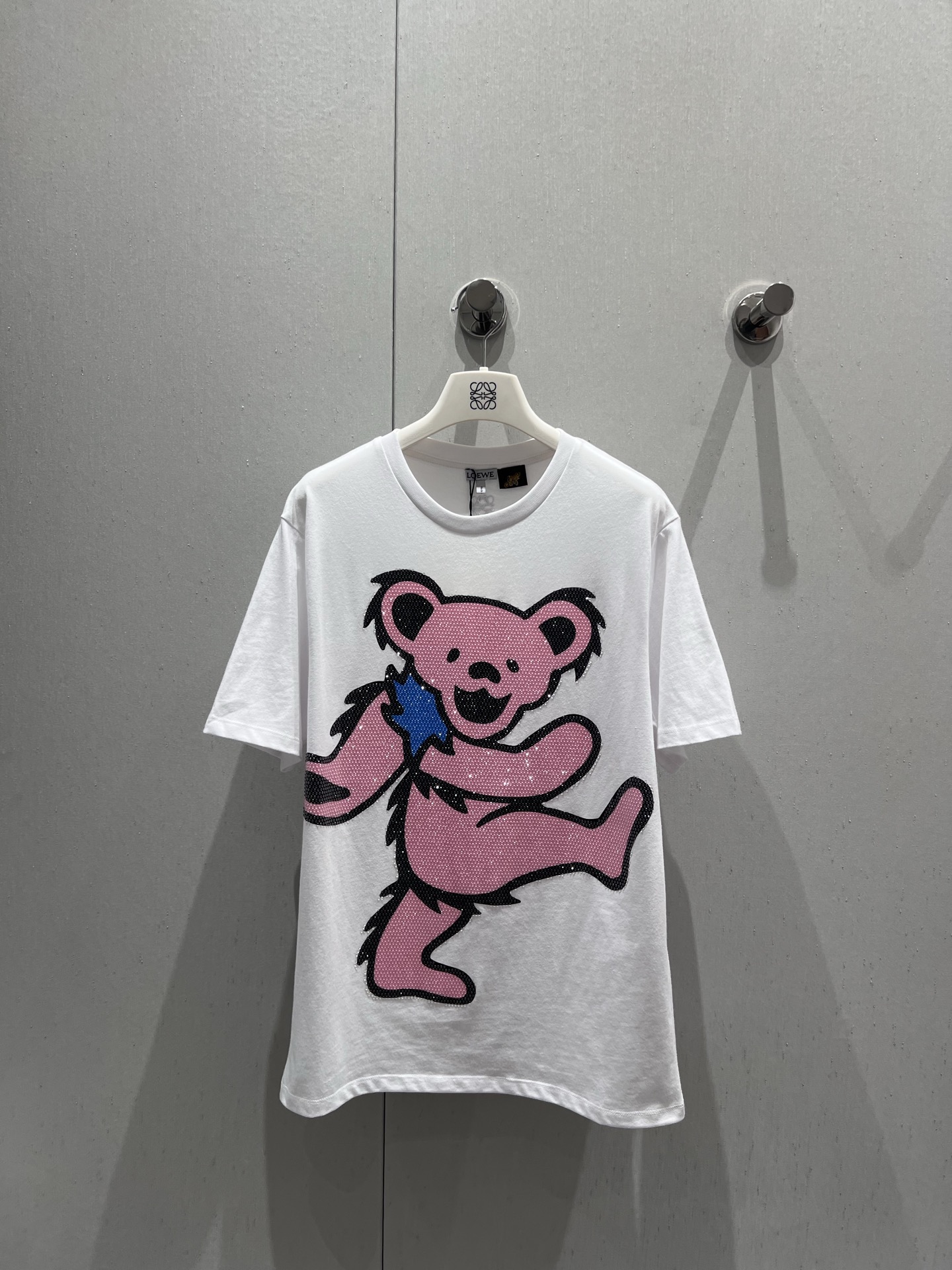 NO:415624,Support replacement Loew* 25Ss spring and summer new style grateful dead joint series hot diamond pink bear round neck short-sleeved T-shirt | Exclusive yb development!  High-end production!  The unique personality is trendy and cool, and it is really powerless to resist T-shirts!  Who can refuse it?  The classic round neck design is simple and easy to wear!  The design of rotator sleeves is super slimming and not picky about the figure. A must-have for trendy people when they go out. The rate of men and women wearing each other is 100% customized fabric. It is easy to wear and feel fashionable and versatile. It is a must-have item series~ Who doesn’t have a T-shirt that is easy to wear and pleasing to look at this summer!  Close your eyes and rush!  S/M/L real photos, loewe, T-shirt,tees, t-shirt,alexander wang19860909支持换款 Loew* 25Ss春夏新款 grateful dead 联名系列烫钻粉色小熊圆领短袖T恤丨独家yb开发！高版出品！个性独特又潮又酷对于T恤真的毫无抵抗力！百搭又舒适 谁能拒绝呢！经典的圆领设计简洁好穿！落肩袖的设计 超级显瘦不挑身材 潮人出街必备 男女通穿回头率百分百采用定制面料 轻松穿出街头感时髦百搭必入单品系列～这个夏天谁还没有一件好穿又耐看的T恤呢！都给我闭眼冲！现货发售S/M/L实拍细节图,,loewe,T-shirt,tees，t-shirt,alexander wang,Women's clothing
