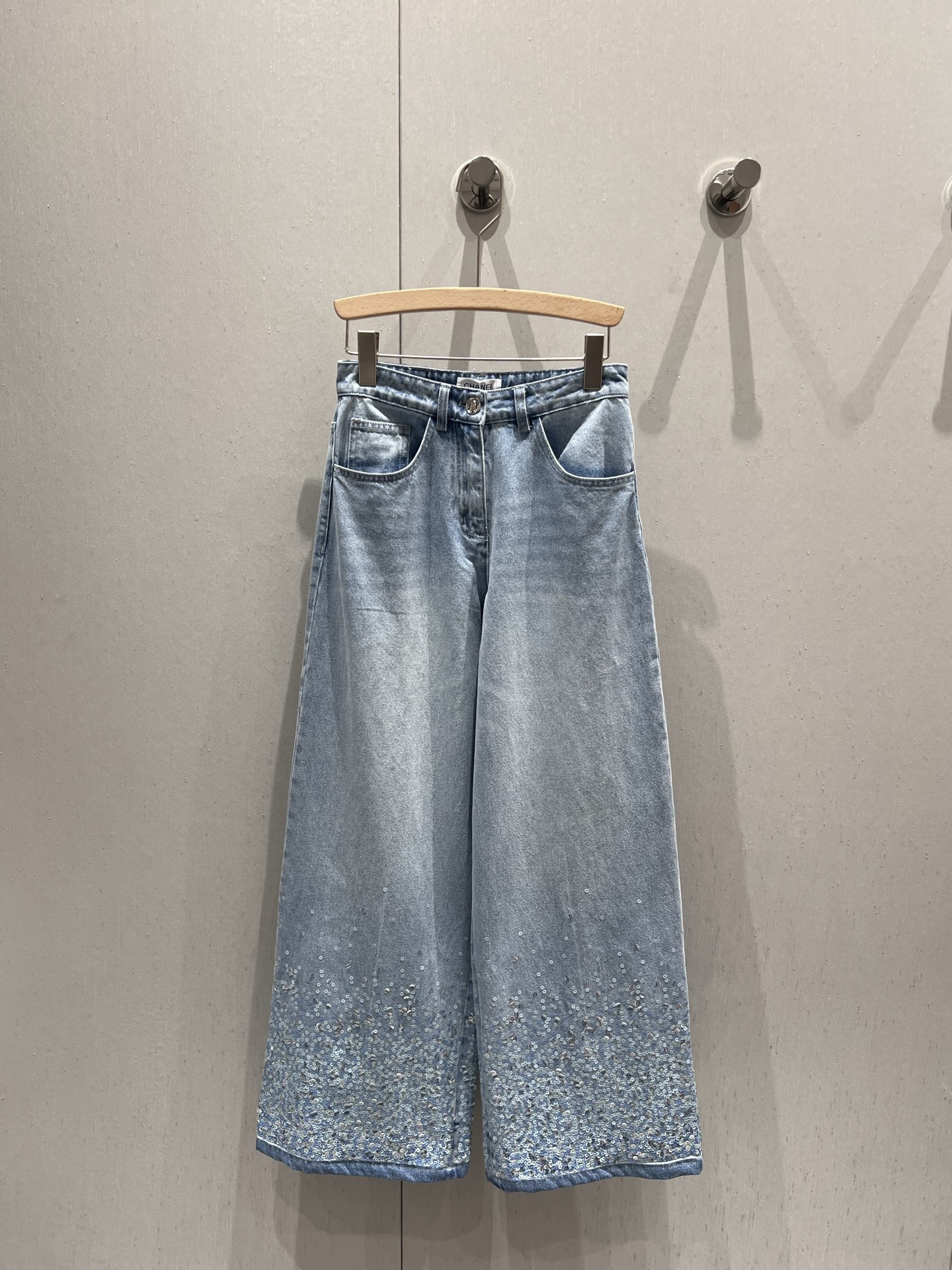 NO:415595,Support for replacement Chane* 25ss Spring and Summer New Heavy Industry Washed Beaded Tablet Jeans Trousers | Exclusive yb development!  High-end production!  The same style of Shan Yichun uses customized imported Turkish denim cotton. Heavy industry pure hand-sewn sequins. This jeans is really highly recommended. The style is really good. Super versatile. Invincible texture. Quality is super nice. Summer essentials. Absolute ceiling level. S/M/L real-life details pictures on sale. Chanel, jeans, alexander wang.19860909支持换款 Chane* 25ss春夏新款 重工水洗珠片牛仔长裤丨独家yb开发！高版出品！单依纯同款 采用定制土耳其进口牛仔棉 重工纯手工缝制亮片 这款牛仔裤真的强烈推荐 版型真的太好啦 超级百搭 质感无敌 品质超级nice夏季必备单品 绝对天花级别的 现货发售S/M/L实拍细节图,,chanel,jeans,alexander wang,Women's clothing
