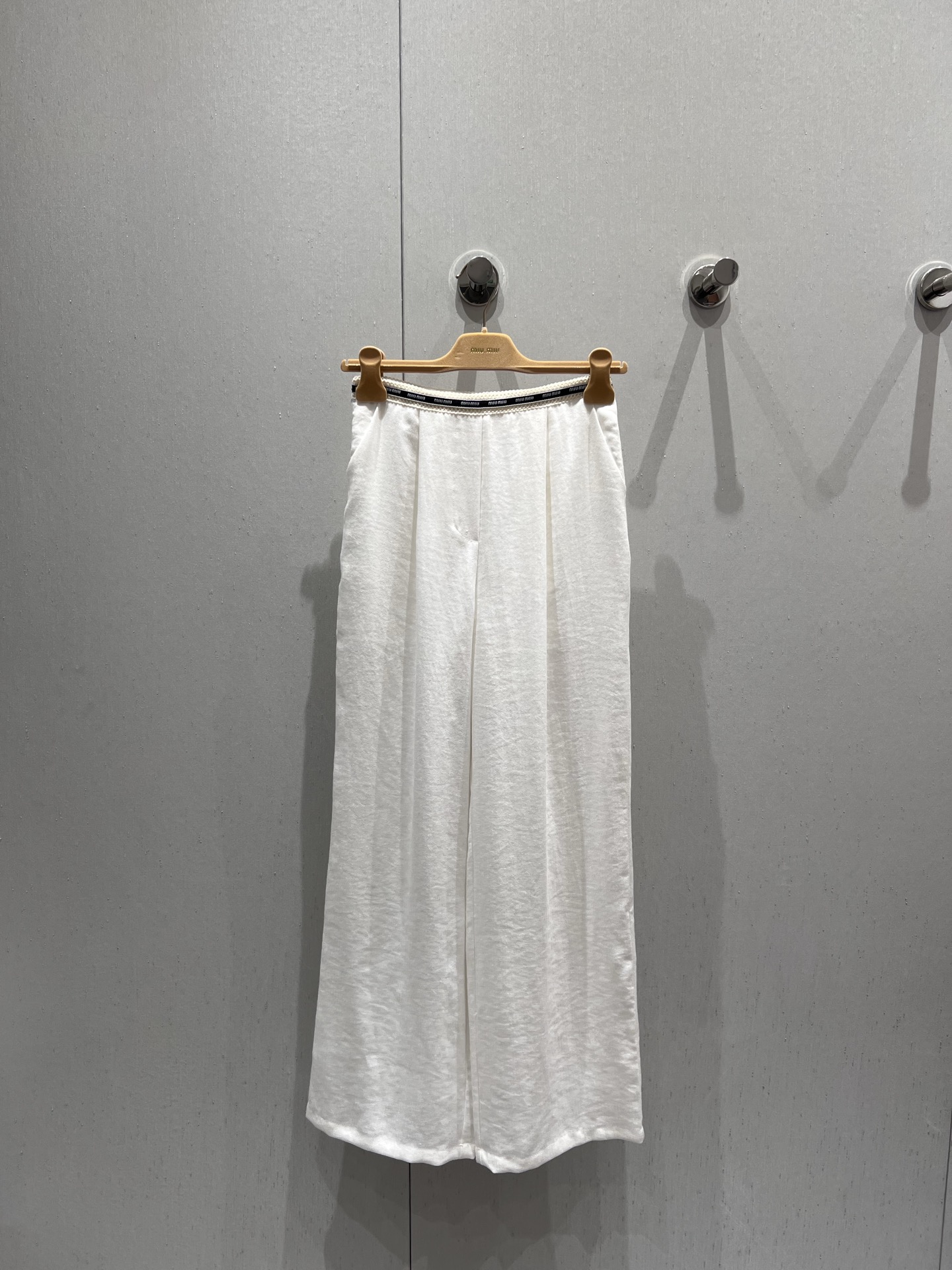 NO:417257,Support replacement Miumi*25Ss spring and summer new style, letter lace waist versatile and fashionable casual trousers | Exclusive high-end production!  The lace design of waist letters, high-end linen fabric, just drooping, showing off long legs, high-end production, every color is super love, classic tailoring makes you look slimming and legs longer, lengthens the body proportions, and has the strength to cover the flesh and make you look slimming!  Eternal classics are absolutely not to be missed. It is fashionable in capital with any style. It is extremely practical and has a perfect fit. It is available in stock. S/M/L real photos, miumiu, alexander wang19860909支持换款 Miumi*25Ss春夏新款 字母花边腰头百搭时髦休闲长裤丨独家高版出品！腰头字母花边设计 高定亚麻面料 垂感度刚好 秀出大长腿 高端出品 每一个颜色都超级爱 经典剪裁视觉显瘦显腿长 拉长身材比例 实力遮肉显瘦！永恒经典是绝对不可错过的 搭配任何风格都是大写的时髦 实穿度极高 舒适度满分 现货发售 S/M/L实拍细节图,,miumiu,alexander wang,Women's clothing