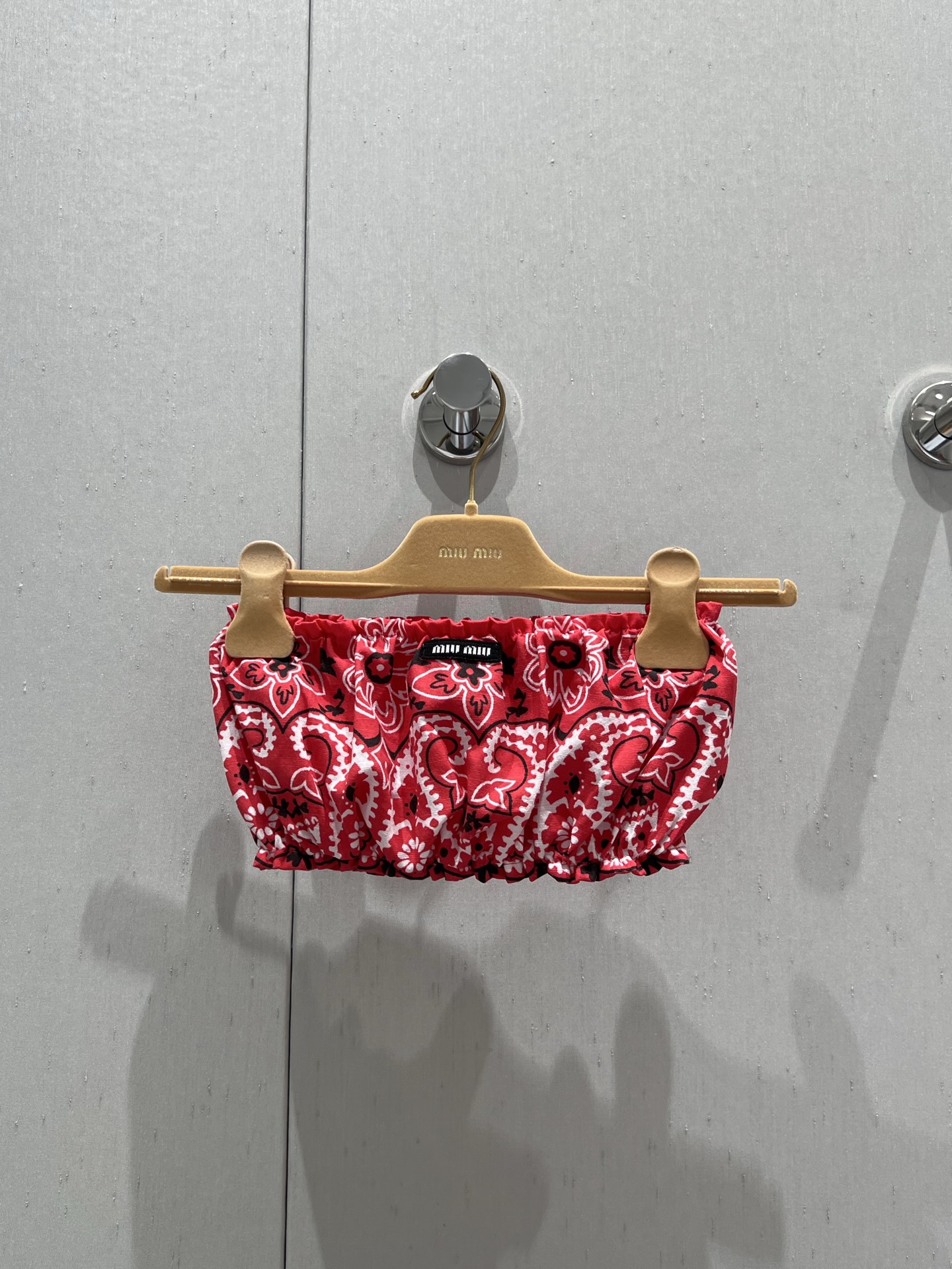 NO:417349,Strapkin supports replacement Miumi* 25Ss spring and summer new style, logo cashew color elastic strapless breast + skirt丨Exclusive yb development!  High-end production!  The energetic girl's big red upper body is super high-end!  Poplin fabric made with brand logo, elastic and elastic trim, single wear to highlight your figure, can be matched with a skirt in a set!  The details are perfect!  It's really beautiful~ Jimei, rush to the duck!  S/M/L real photos, miumiu, skirts, alexander wang19860909抹胸 支持换款Miumi* 25Ss春夏新款 徽标腰果花色弹力抹胸+半身裙丨独家yb开发！高版出品！元气少女的大红色上身超级高级！府绸面料制作 饰有品牌标识 弹力松紧饰边 单穿凸显身材可搭配半裙成套搭配！细节也做到完美！真的非常好看～集美们 冲鸭！现货发售S/M/Ｌ实拍细节图,,miumiu,skirts,alexander wang,Women's clothing