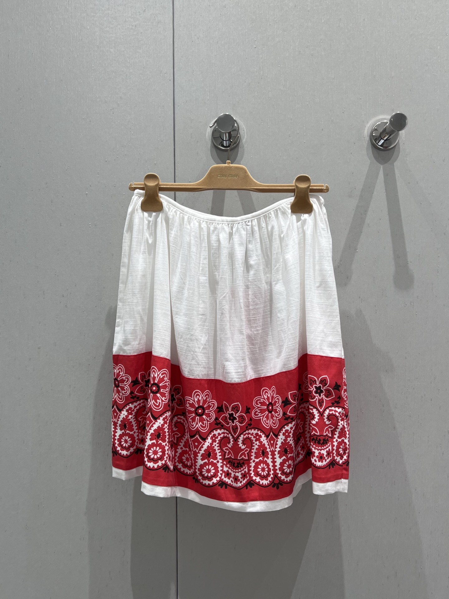 NO:417365,Supports replacement skirt Miumi* 25Ss spring and summer new style logo cashew color elastic strapless breast + skirt丨Exclusive yb development!  High-end production!  The energetic girl's big red upper body is super high-end!  Poplin fabric made with brand logo, elastic and elastic trim, single wear to highlight your figure, can be matched with a skirt in a set!  The details are perfect!  It's really beautiful~ Jimei, rush to the duck!  S/M/L real photos, miumiu, skirts, alexander wang19860909支持换款 半裙 Miumi* 25Ss春夏新款 徽标腰果花色弹力抹胸+半身裙丨独家yb开发！高版出品！元气少女的大红色上身超级高级！府绸面料制作 饰有品牌标识 弹力松紧饰边 单穿凸显身材可搭配半裙成套搭配！细节也做到完美！真的非常好看～集美们 冲鸭！现货发售S/M/Ｌ实拍细节图,,miumiu,skirts,alexander wang,Women's clothing