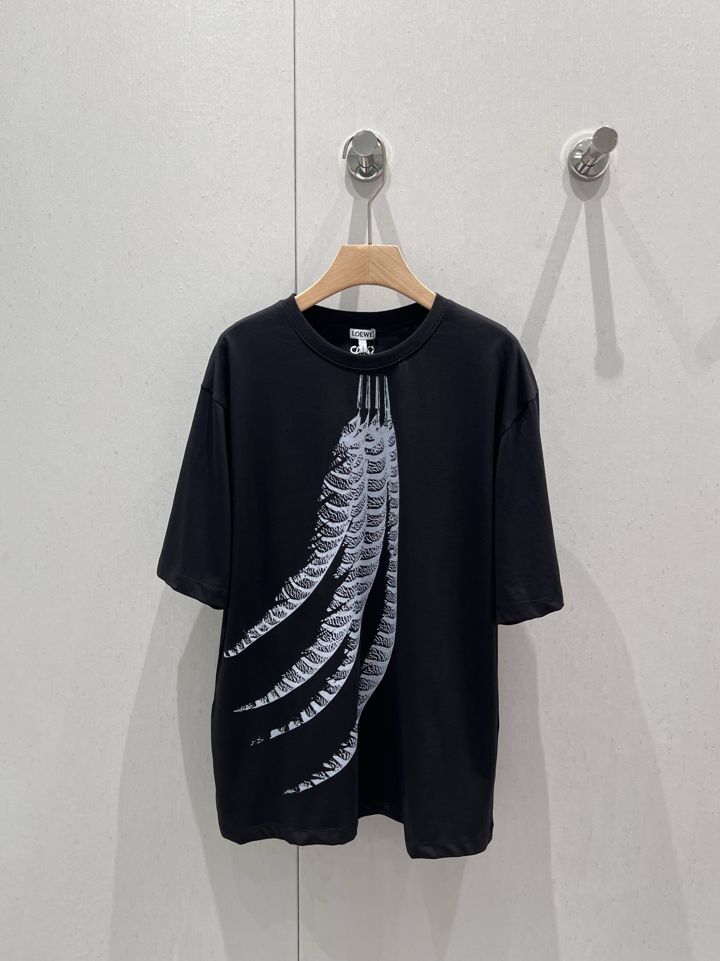 NO:417292,Support replacement Loew* 25Ss spring and summer new style feather printed round neck short-sleeved T-shirt | Exclusive yb development!  High-end production!  Use digital spraying technology. The computer scans the original pattern and adjusts the color scheme 11 to restore the original effect. The embroidery uses 3D three-dimensional technology. This embroidery is matched with the brand's iconic logo under the back collar. The number of needles is 2,600 needles!  Perfect workmanship quality depends on the details. S/M/L real photos of S/M/L are available in stock, loewe, T-shirt, tees, t-shirt, alexander wang19860909支持换款 Loew* 25Ss春夏新款 羽毛印花圆领短袖T恤丨独家yb开发！高版出品！采用数码着喷工艺 电脑扫描原版图案后调配色11还原原版效果 刺绣采用3D立体工艺 该款刺绣搭配于后幅领下品牌标志性LOGO 针数为2600针！完美做工品质看细节.现货发售S/M/L实拍细节图,,loewe,T-shirt,tees，t-shirt,alexander wang,Women's clothing