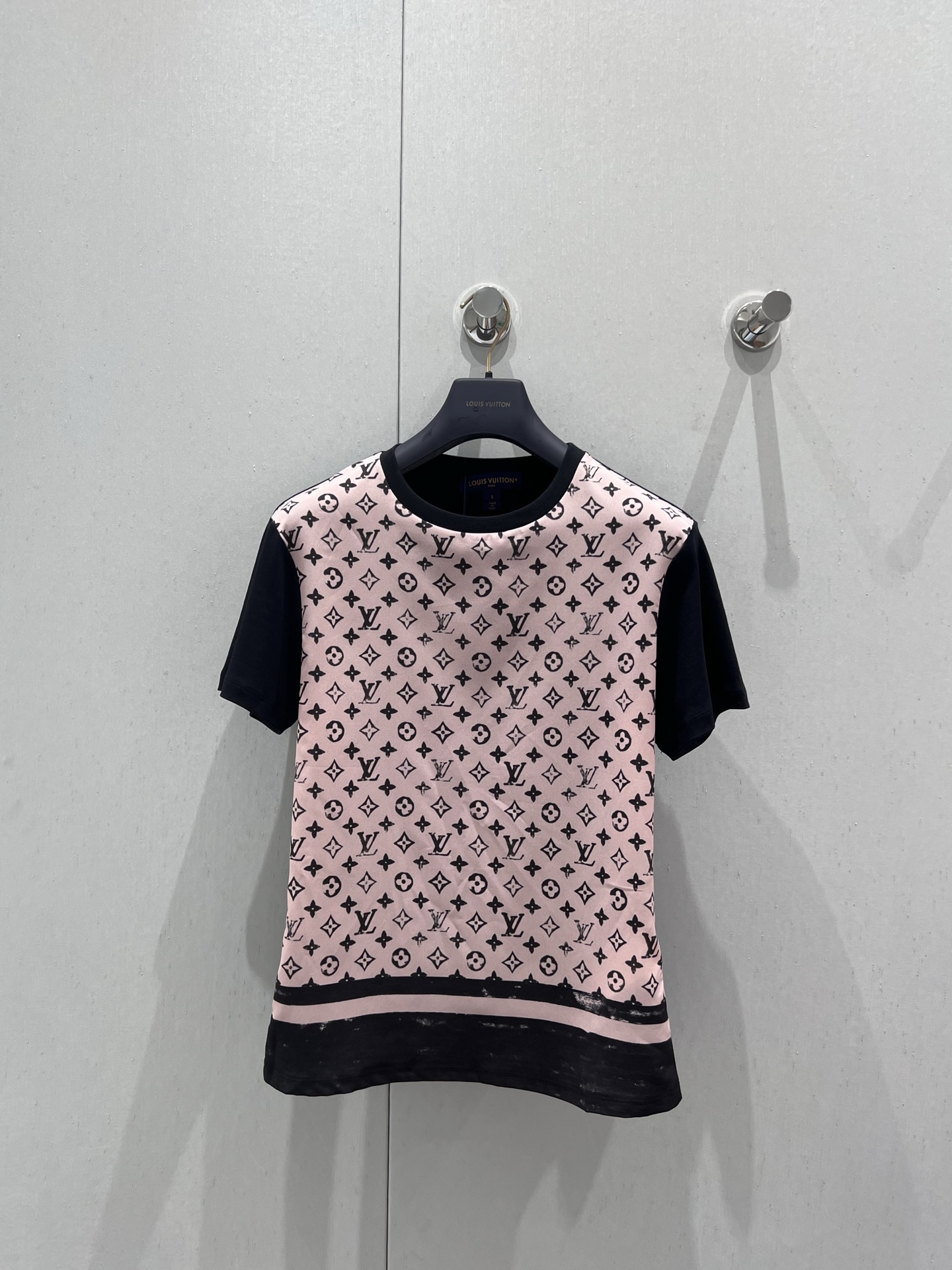 NO:417337,Support replacement Louis Vuitt*n 25Ss spring and summer new style jacquard spliced ​​round neck short-sleeved T-shirt | Exclusive yb development!  High-end production!  Made of gram-weight pure cotton, breathable and comfortable, full texture. Regular short-sleeved T-shirt cut highlights the brand style. Slightly elastic, presents a slim visual effect. The whole body is outlined with print. Classic black and white can be selected to show high-end style. The inner wear is brilliant and fashionable. S/M/L real-life details pictures are available in stock, louis vuitton, T-shirt,tees, t-shirt,alexander wang19860909支持换款 Louis Vuitt*n 25Ss春夏新款 提花拼接圆领短袖T恤丨独家yb开发！高版出品！采用克重纯棉制成 透气舒适 质感十足 常规短袖T恤裁剪 凸显品牌格调 略带有弹力 呈现显瘦视觉效果 通体以印花勾勒 经典黑白可选 彰显高级格调 单穿内搭都出彩时髦 现货发售S/M/L实拍细节图,,louis vuitton,T-shirt,tees，t-shirt,alexander wang,Women's clothing