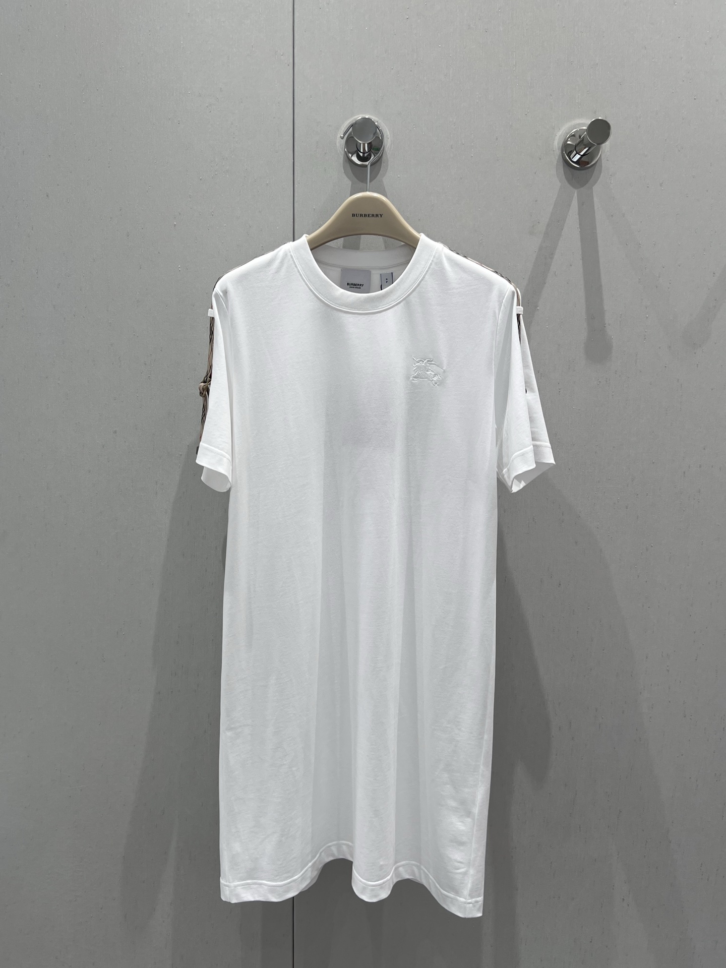 NO:417273,Support replacement Burbe*ry 25Ss spring and summer new style war horse embroidered shoulder plaid band round neck short-sleeved dress 丨Exclusive high-end production!  Straight-shaped, not picky about figure, full of slackness, customer-supplied embroidery thread, amazing brightness, making the whole dress stand out, the upper body will definitely look slim, and it is paired with casual draped webbing streamers on the shoulders are casually and classic. S/M/L real-life details pictures, burberry, skirts, T-shirt, alexander wang19860909支持换款 Burbe*ry 25Ss春夏新款 战马刺绣肩膀格纹饰带圆领短袖连衣裙丨独家高版出品！直身版型,不挑身材,满满的松弛感,客供的刺绣线,亮度高到惊人,让整件衣服脱颖而出,上身一定显瘦,搭配了肩部的随意垂坠的织带飘带休闲又经典.现货发售 S/M/L实拍细节图,,burberry,skirts,T-shirt,alexander wang,Women's clothing