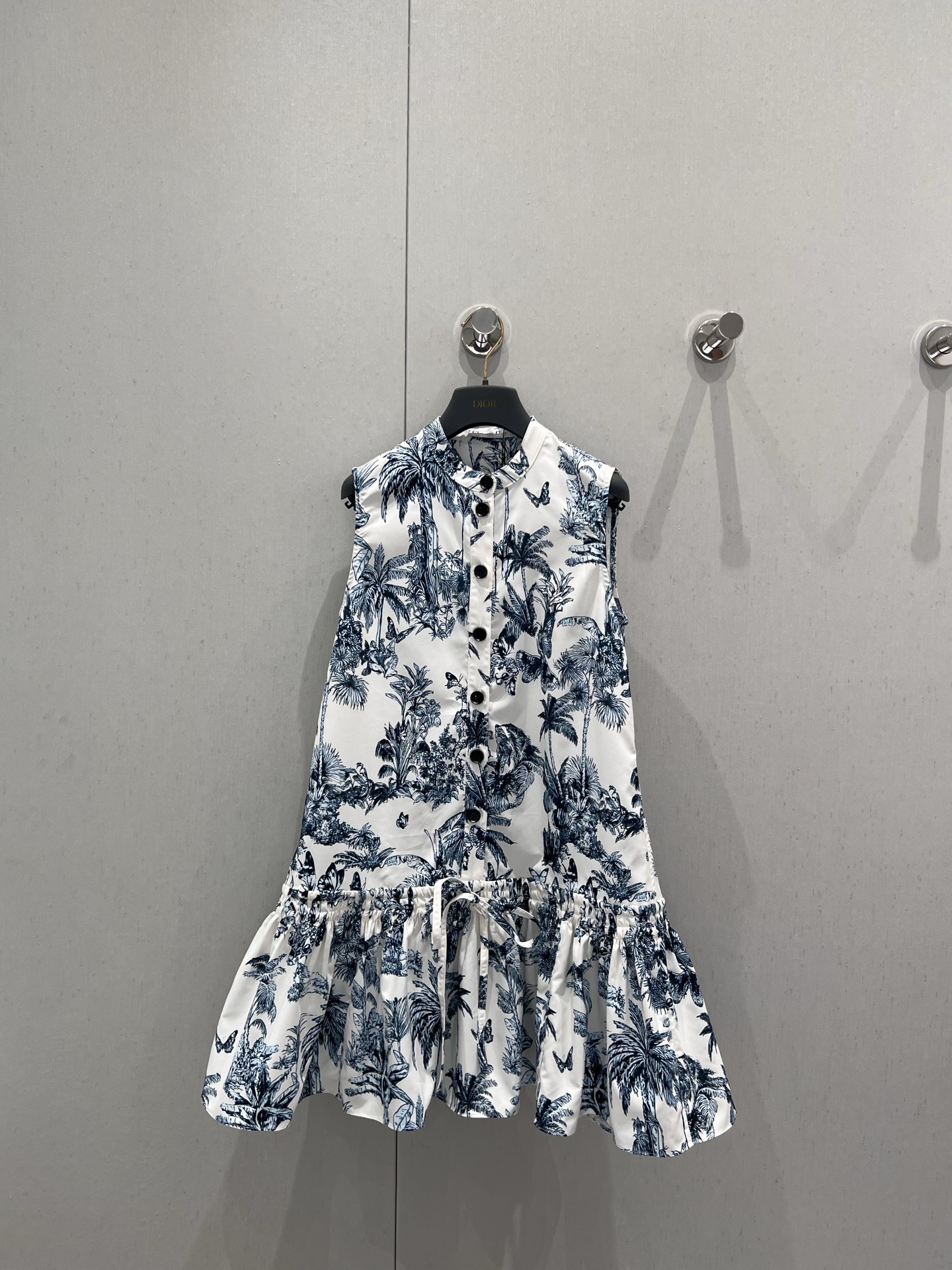 NO:417299,Support replacement Dio* 25Ss spring and summer new style plant printed stand-up collar short-sleeved dress丨Exclusive high-end production!  Elastic drawstring skirt design, simple and yet design sense, plant print pattern, classic that never gets worn, retro and eye-catching, fashionable, sweet or salty, fashionable and cool, perfect workmanship quality depends on details. S/M/L real-life details pictures, dior, skirts, T-shirt, alexander wang19860909支持换款 Dio* 25Ss春夏新款 植物印花立领短袖连衣裙丨独家高版出品！松紧抽绳裙摆设计 简洁不失设计感 植物印花图案 百穿不厌的经典 复古又吸睛时髦 可甜可盐 能时髦又可以飒气 完美做工品质看细节.现货发售S/M/L实拍细节图,,dior,skirts,T-shirt,alexander wang,Women's clothing