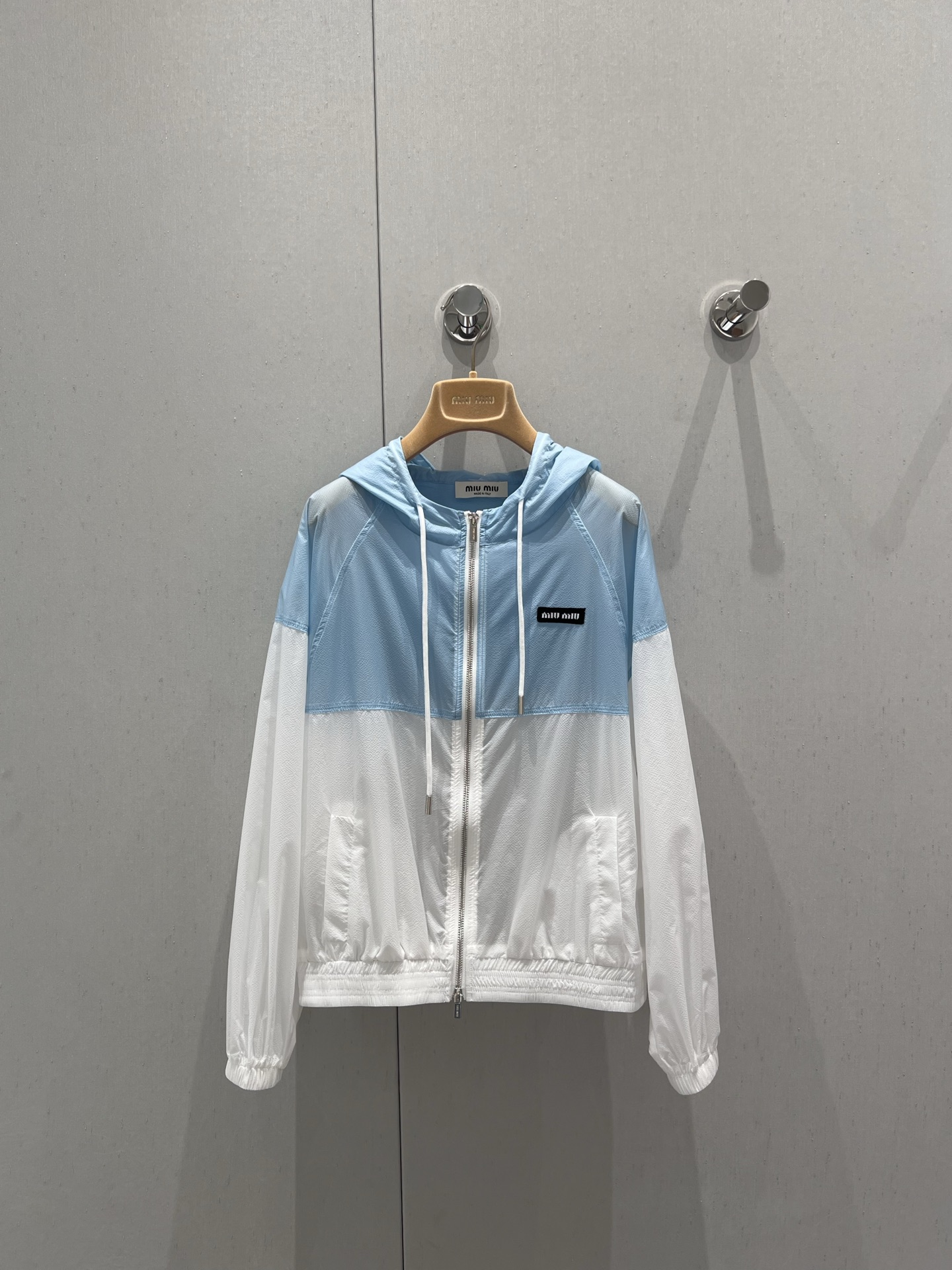 NO:417324,Support replacement Miumi* 25Ss spring and summer new style contrasting sunscreen hooded jacket | Exclusive yb development!  High-end production!  Imported light and light sunscreen material, comfortable and breathable, and easy to wear. Use splicing contrasting design. Tightening style with the hem of the cuffs to add layering to the layering of the shape. The visual effect is richer. The chest is decorated with iconic letters and logos to highlight the brand tone. The development of facial accessories. Hooded zipper jacket tailoring. Commuter sports outfits are casual and fashionable. S/M/L real-life details pictures are available in stock. Miumiu, jackets & coats,hats,alexander wang19860909支持换款 Miumi* 25Ss春夏新款 撞色防晒连帽外套丨独家yb开发！高版出品！进口轻薄防晒材质 舒适透气好穿 沿用拼接撞色设计 配合袖口下摆包边收紧样式处理 增添造型层次感 视觉效果更显丰富 胸前点缀标志性字母徽标装饰 彰显品牌调性 面辅料开发 连帽拉链外套剪裁 通勤运动穿搭休闲时髦 现货发售S/M/L实拍细节图,,miumiu,jackets & coats,hats,alexander wang,Women's clothing