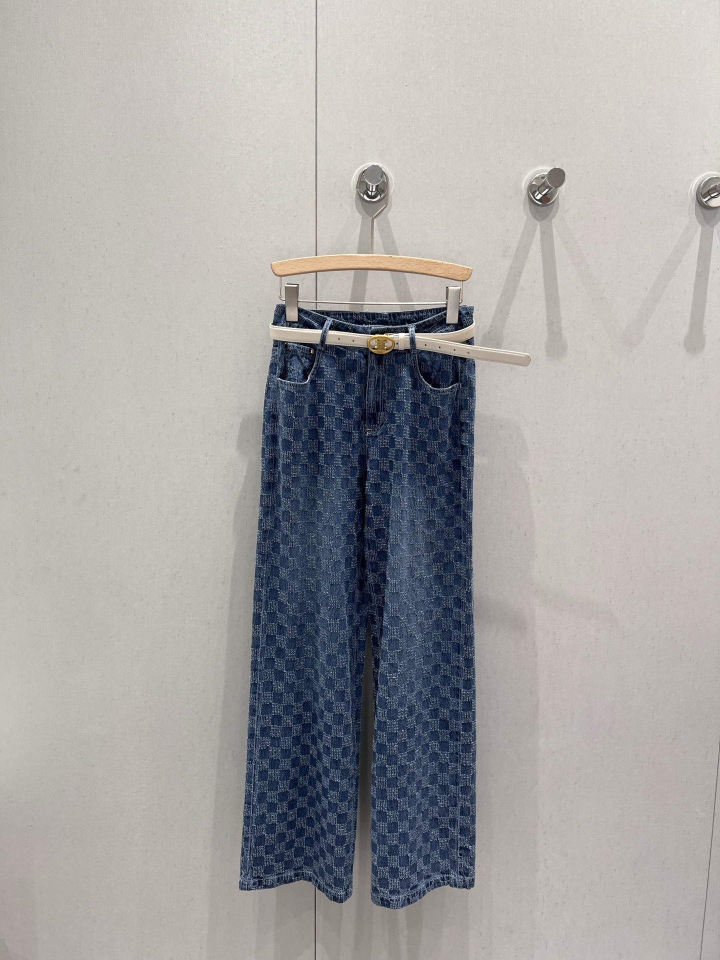 NO:417232,Support for replacement Celin* 25Ss spring and summer new style plaid jacquard Arc de Triomphe belt denim trousers | Exclusive high-end production!  The top body is absolutely king jeans. The texture of the pants is really amazing. The high-waisted loose style is just right. The length of the pants stretches the leg lines to create neat and long legs!  The huge slimness is matched with loose wide-leg pants, which is the top leader who covers the flesh and looks slimming. It is both A and cool and can easily wear it with various tops in daily life. It is not a good-looking leg shape. You can wear any body shape!  Whoever wears it has thin straight and long legs!  It's really easy to wear and it's very popular!  Big recommendation!  Sisters all rushed for me!  S/M/L real photos, celine, jeans, alexander wang19860909支持换款 Celin* 25Ss春夏新款 格子提花凯旋门腰带牛仔长裤丨独家高版出品！上身绝对王炸牛仔裤 裤型质感真的绝了高腰宽松的版型 恰好的裤长 拉伸腿部线条 营造利落大长腿！巨显瘦在搭配宽松的阔腿裤版型就是遮肉显瘦的一把手了 又A又飒日常搭配各种上衣都能轻松穿出时尚达人感～不挑腿型 什么身材通通可以穿！谁穿谁是细直大长腿！ 真的好穿到不行 而且出镜率很高！重磅推荐！姐妹们都给我冲！现货发售S/M/L实拍细节图,,celine,jeans,alexander wang,Women's clothing