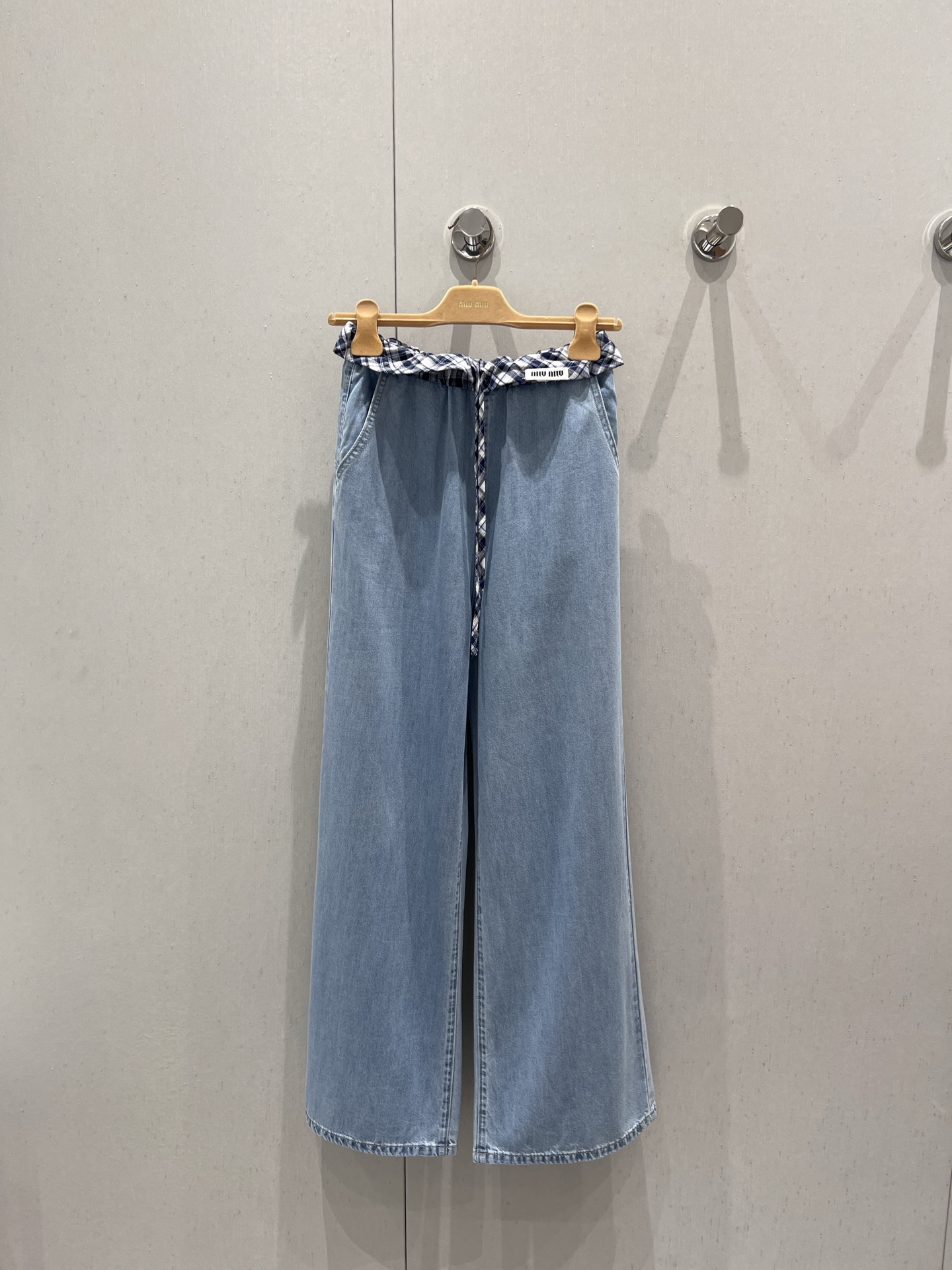 NO:417252,Support replacement Miumi* 25Ss spring and summer new style plaid spliced ​​Tennis jean trousers | Exclusive high-end production!  The upper body looks very slim!  Pure cotton Tencel denim fabric has a great texture!  The retro water washing process is versatile and not picky about people with long legs!  Highly recommend your own version!  Perfect workmanship quality depends on the details!  S/M/L real photos, miumiu, alexander wang19860909支持换款 Miumi* 25Ss春夏新款 格纹拼接天丝牛仔长裤丨独家高版出品！版型上身超显瘦！纯棉天丝牛仔面料质感超赞！复古洗水工艺百搭不挑人大长腿神器绝绝子！强烈推荐自留款！完美做工品质看细节！现货发售 S/M/L实拍细节图,,miumiu,alexander wang,Women's clothing