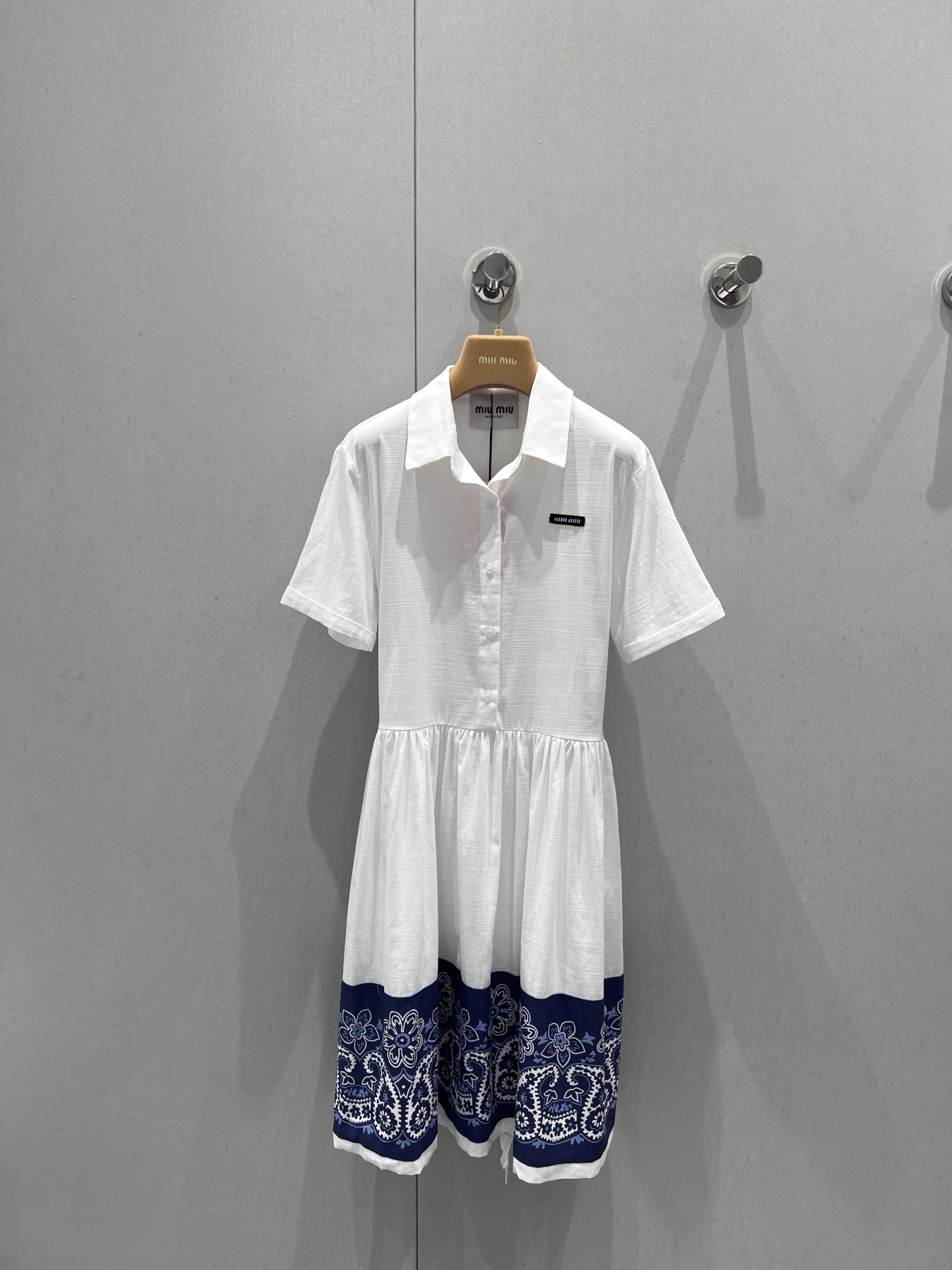 NO:417307,Support replacement Miumi* 25Ss spring and summer new logo boho style shirt short-sleeved mid-length dress | Exclusive yb development!  High-end production!  Classic white shirt collar, elegant and capable. The dark blue cashew print on the hem of the skirt collides with the bright colors, and the front and back are symmetrically cut according to the print, which is perfect from any angle. The overall French gentle style, the waist lace can be adjusted freely, and it is easy to concave the small waist. When worn, it seems to be walking on the streets of Paris. S/M/L is available in stock. Real details, miumiu, skirts, shirts, T-shirts, alexander wang19860909支持换款 Miumi* 25Ss春夏新款 徽标波西米亚风格衬衫式短袖中长款连衣裙丨独家yb开发！高版出品！经典白衬衫领,优雅又干练.裙摆的深蓝色腰果花印花和鲜明的色彩碰撞,前后按印花对称剪裁,从哪个角度看都完美.整体法式温柔风,腰部系带能自由调节,轻松凹出小蛮腰,穿上它仿佛漫步在巴黎街头 现货发售S/M/Ｌ实拍细节图,,miumiu,skirts,shirts,T-shirt,alexander wang,Women's clothing