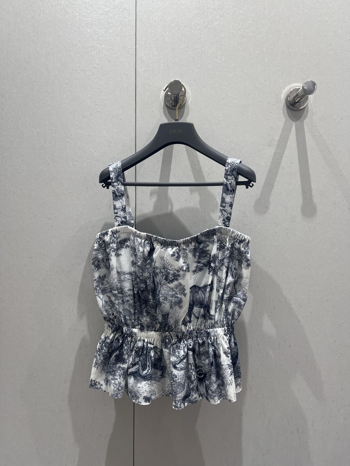 NO:417246,Support replacement Dio*25Ss spring and summer new model ink printing suspenders丨Exclusive yb development!  High-end production!  The forest print pattern is fresh and natural, and can be easily controlled whether worn alone or with a jacket. It is soft and comfortable with cotton fabric, and has excellent breathability. It not only looks slim but also has a very elegant temperament!  S/M/L real photos, dior, jackets & coats, alexander wang19860909支持换款 Dio*25Ss春夏新款 水墨印花吊带丨独家yb开发！高版出品！森林印花图案清新自然,无论是单穿还是搭配外套,都能轻松驾驭,采用棉质面料柔软舒适,透气性极佳,不仅显瘦还非常有气质！现货发售S/M/L实拍细节图,,dior,jackets & coats,alexander wang,Women's clothing