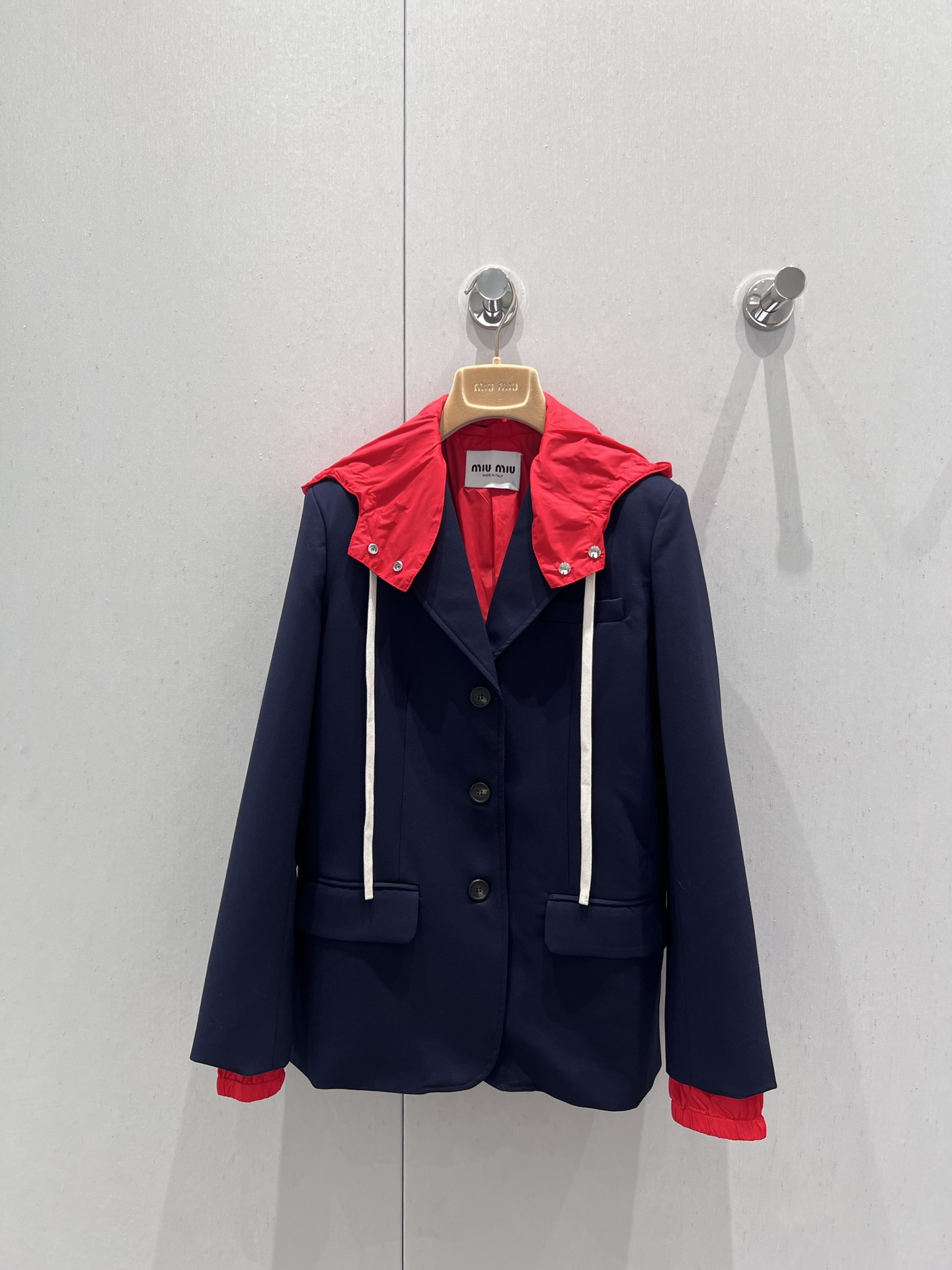 NO:420369,Support replacement Miu Mi* 25Fw early autumn new style contrasting hooded buckle suit jacket | Exclusive yb development!  High-end production!  Simple and versatile colors. You won’t make any mistakes when you match it. You can also create a capable temperament. Loose silhouette casual and casual cuffs. Two-piece design that weakens the toughness of the suit and adds a touch of trend. Cool and silhouette suit jacket. Commuter outfits are excellent. S/M/L real-life details pictures on sale. Miumiu, jackets & coats, jackets & coats, business suit, hats, alexander wang19860909支持换款 Miu Mi* 25Fw早秋新款 撞色连帽系扣西装夹克外套丨独家yb开发！高版出品！简约百搭的色系 随便搭配也不会出错 还能营造出干练的气质 宽松廓形休闲随意 袖口假两件设计 弱化西装硬朗感 更添一丝潮流 酷飒兼备 廓形感西装外套 通勤外搭绝绝子 现货发售S/M/L实拍细节图,,miumiu,jackets & coats,jackets & coats,business suit,hats,alexander wang,Women's clothing