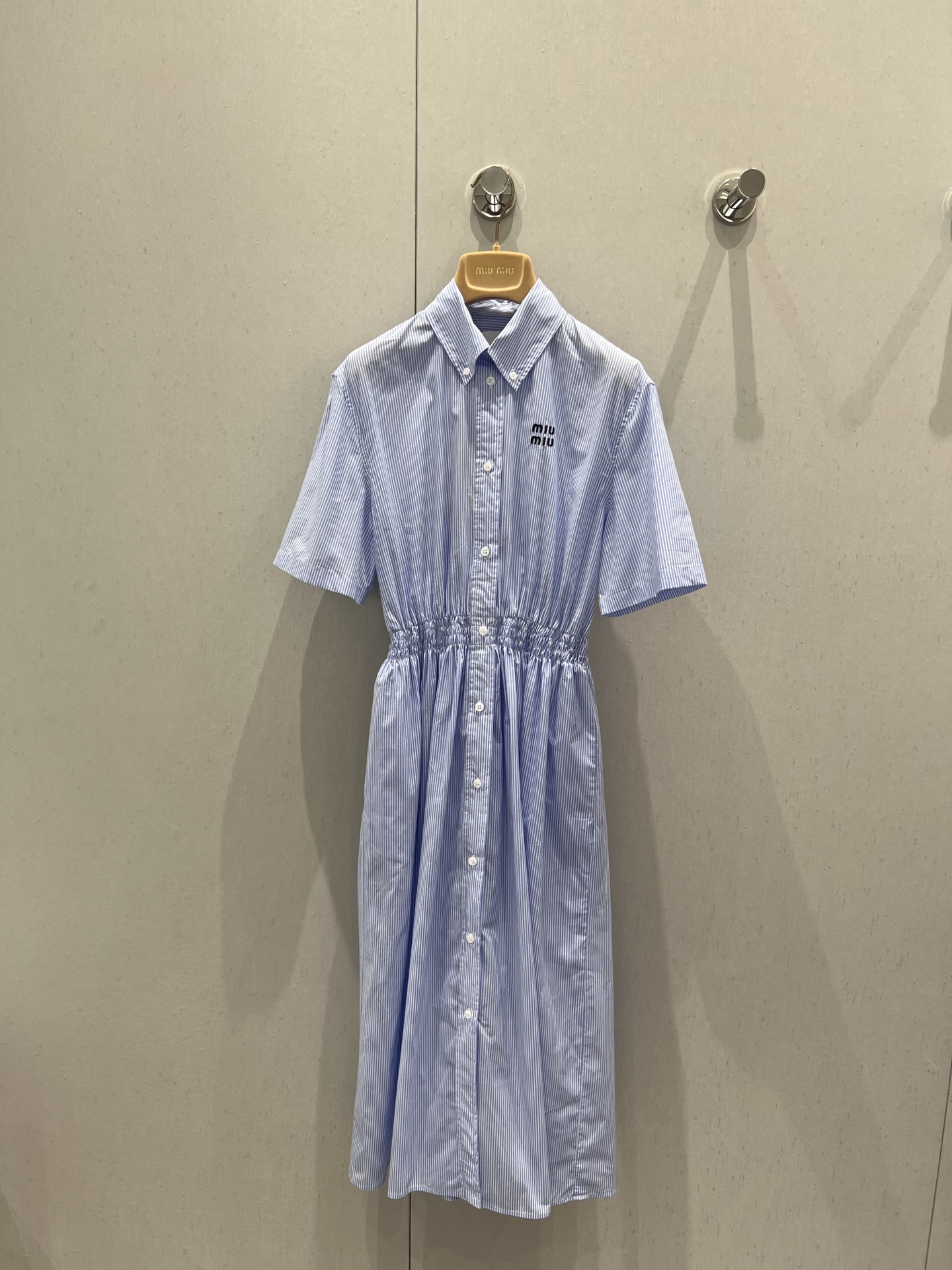 NO:420320,Support replacement Miumi* 25Ss spring and summer new style refreshing college style elastic waist striped short-sleeved shirt dress | Exclusive yb development!  High-end production!  Custom imported cotton material, skin-friendly and soft version is crisp and stylish, huge and comfortable, classic brand logo embroidery embroidery, waist-closing skirt is lively and elegant, outlining graceful figure. Whether you are strolling on the street or attending casual parties, it can make you elegant and outstanding and become the focus of everyone. S/M/L real-life detailed pictures are available in stock, miumiu, skirts, shirts, T-shirts, alexander wang19860909支持换款 Miumi* 25Ss春夏新款 清爽学院风松紧腰条纹短袖衬衫连衣裙丨独家yb开发！高版出品！定制进口全棉材质 亲肤柔软版本挺括有型 巨巨巨舒服,经典品牌logo刺绣点缀,收腰裙摆灵动飘逸,勾勒曼妙身姿.无论是漫步街头还是出席休闲聚会,它都能让你优雅出众,成为众人焦点.现货发售S/M/L实拍细节图,,miumiu,skirts,shirts,T-shirt,alexander wang,Women's clothing