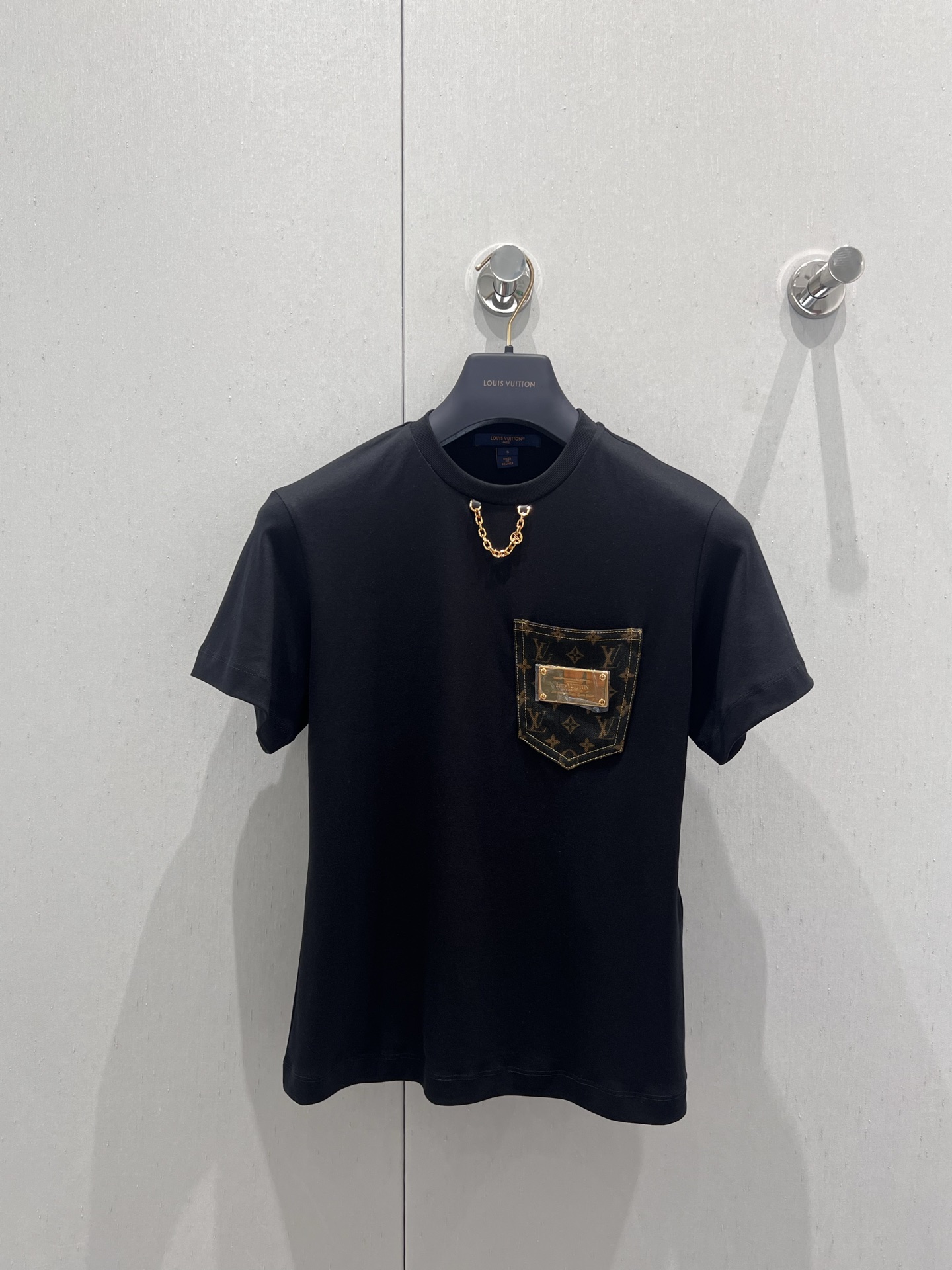 NO:420384,Support replacement Louis Vuitt*n 25Ss spring and summer new model MONOGRAM denim jacquard patch iron piece pocket round neck short-sleeved T-shirt | Exclusive yb development!  High-end production!  The soft and comfortable cotton knitted material is classic, fashionable and high-end!  The style is not picky about others and looks slim!  Highly recommended casual temperament items. S/M/L real photos for sale in stock, louis vuitton, T-shirt, tees, t-shirt, alexander wang19860909支持换款 Louis Vuitt*n 25Ss春夏新款 MONOGRAM牛仔提花贴布铁片口袋圆领短袖T恤丨独家yb开发！高版出品！取材柔软舒适的棉质针织,经典时髦又高级！版型不挑人上身巨显瘦！强烈推荐休闲气质单品.现货发售S/M/L实拍细节图,,louis vuitton,T-shirt,tees，t-shirt,alexander wang,Women's clothing