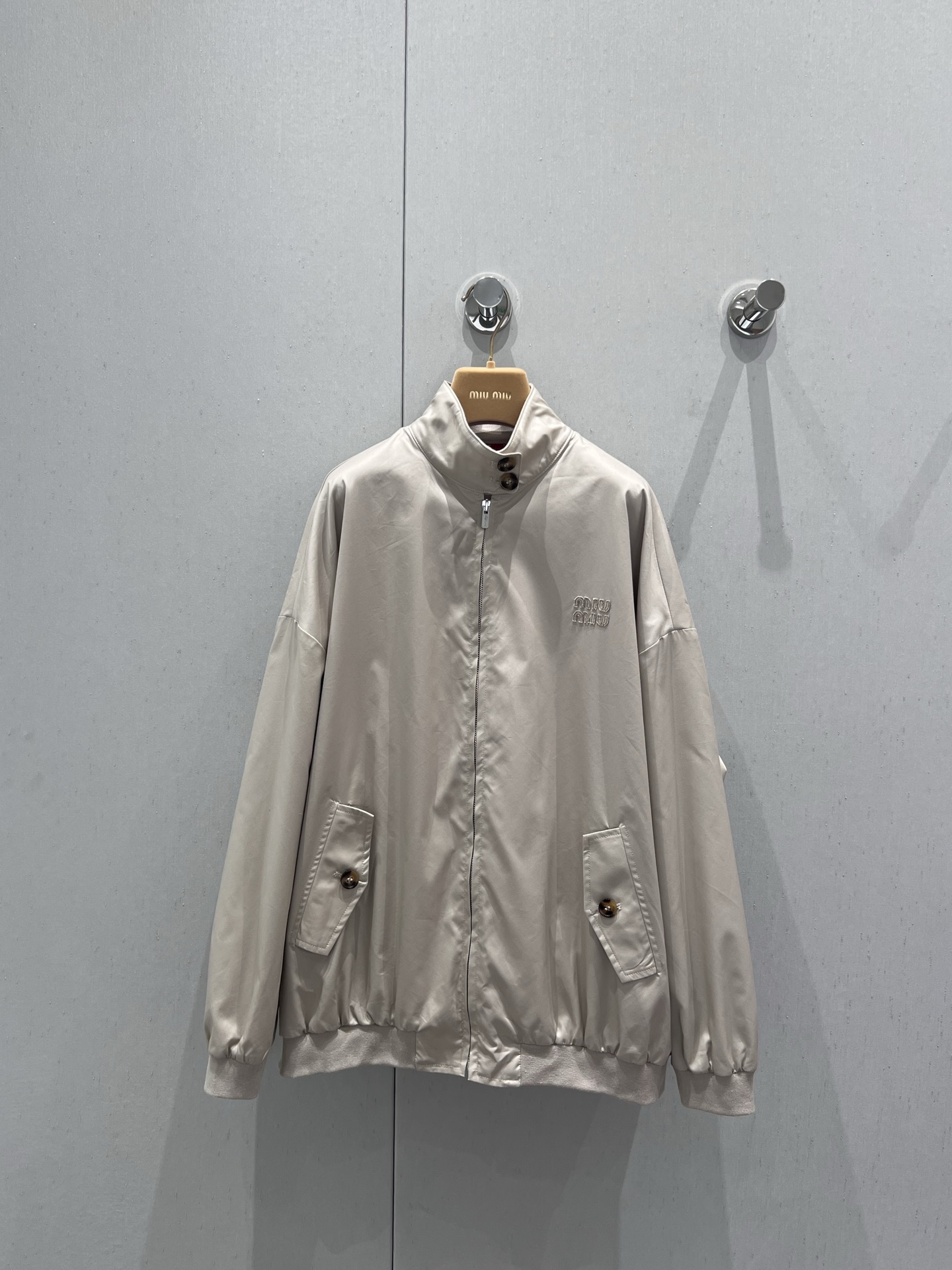 NO:420401,Support replacement Miu Mi* 25Ss spring and summer new model, micro-label red plaid lining lapel long sleeve loose casual jacket | Exclusive yb development!  High-end production!  Customized woven inner lining fabrics, pay attention to the difference between the lower versions on the market!  Loose style for men and women, decorated with brand logo embroidery, retro style elements, custom fabric texture is excellent. Perfect workmanship quality depends on details. S/M/L real shot details pictures are available in stock, miumiu, jackets & coats, alexander wang19860909支持换款 Miu Mi* 25Ss春夏新款 微标红格内衬翻领长袖宽松休闲外套丨独家yb开发！高版出品！定制色织内衬面料 注意区别市面低版本！男女同款宽松版型 饰有品牌标识刺绣 复古风格元素 定制面料质感超赞.完美做工品质看细节.现货发售S/M/L实拍细节图,,miumiu,jackets & coats,alexander wang,Women's clothing