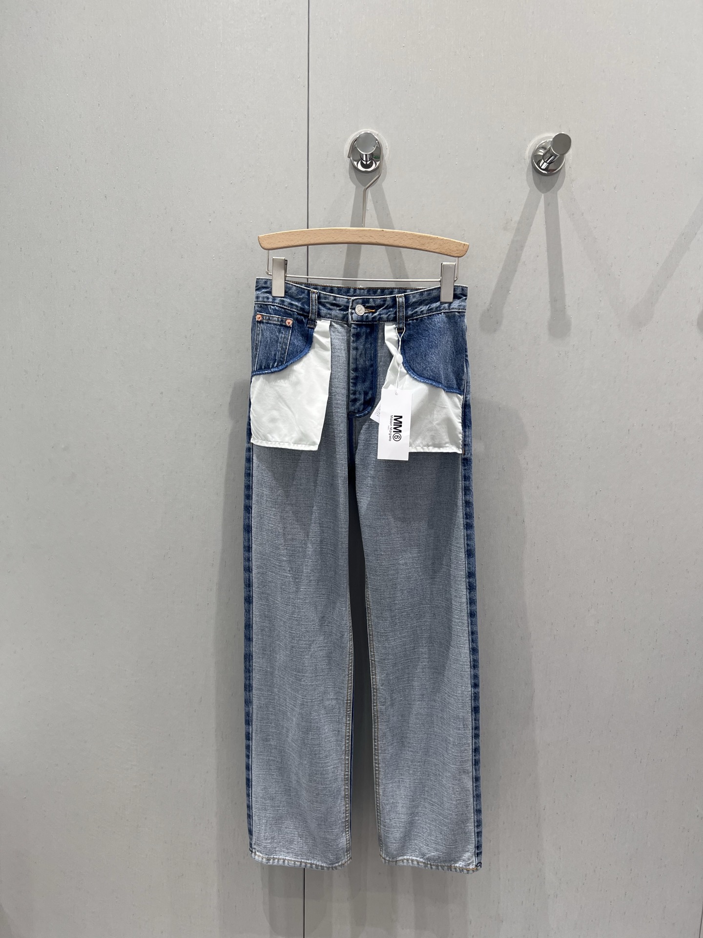 NO:420295,Support replacement MaisonMargi*la 25ss Spring and Summer New MM6 Contrast Color Spliced ​​Flip Jeans Pants | Exclusive High-end Production!  Using primary color yeast washing process, fixed weaving, dyeing and washing process, selected imported denim fabric, soft and comfortable texture, personalized flip-on splicing design, straight trousers style, upper body makes you look slim and long legs, whoever wears you make you look slimming series, any body shape can be used Customized yb hardware accessories, texture online ~ S/M/L real-life details pictures on sale,,masion margiela,alexander wang19860909支持换款 MaisonMargi*la 25ss春夏新款 MM6撞色拼接翻转牛仔长裤丨独家高版出品！采用原色酵母水洗工艺 定织定染洗水工艺 精选进口牛仔面料 质感柔软舒适 个性翻转拼接设计 直筒长裤版型 上身显瘦显腿长 谁穿谁显瘦系列 任何身形都可驾驭 定制yb五金配件,质感在线~现货发售S/M/L实拍细节图,,masion margiela,alexander wang,Women's clothing