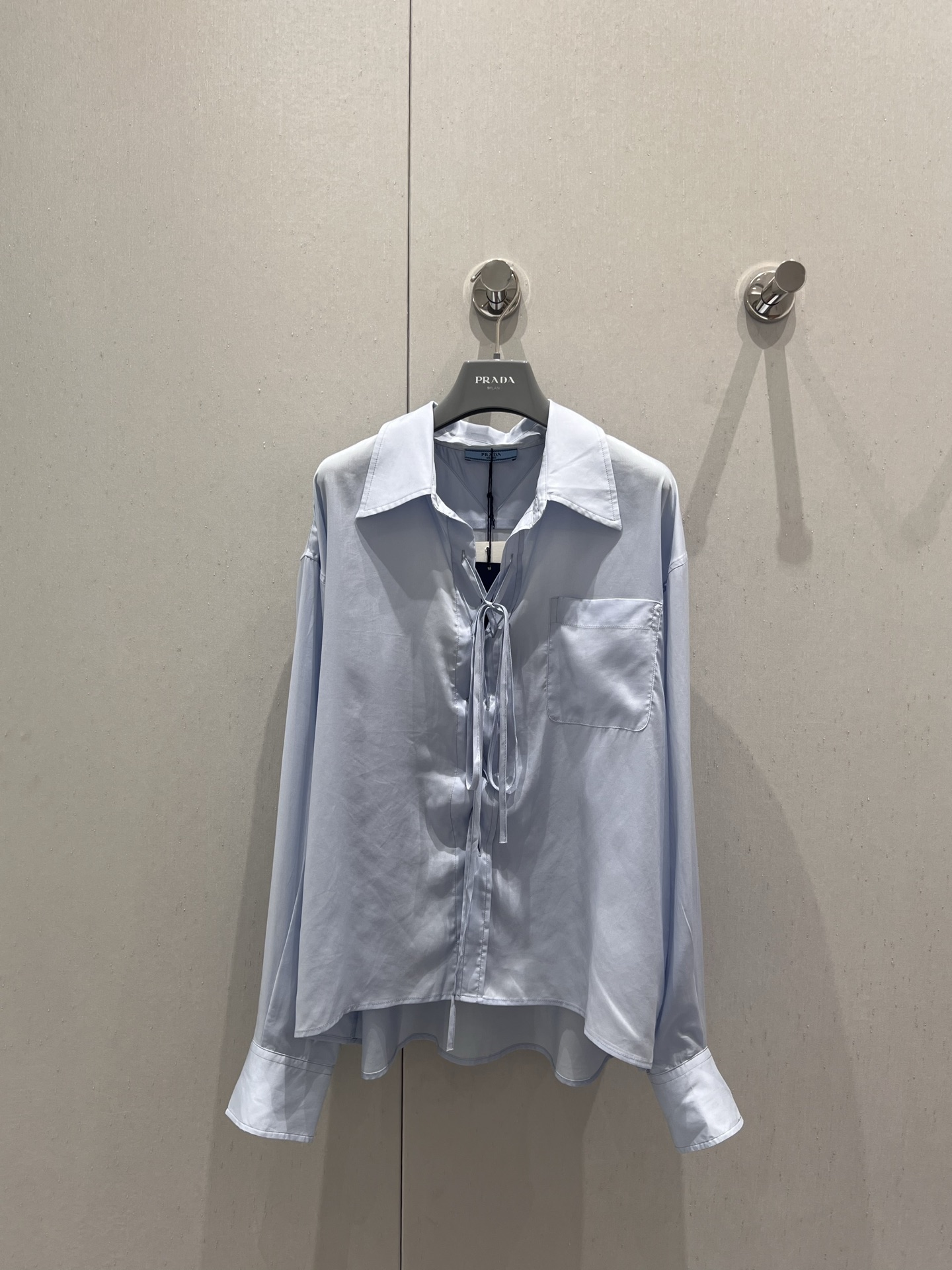 NO:422459,Supports replacement Prad* 25Ss spring and summer new style, lapel lace draped long-sleeved shirt丨Exclusive high-end product!  A versatile item that can be salty or sweet on the upper body. Custom fabrics are very good whether worn alone or as a sunscreen. The oversize loose style is not picky at all. The lazy and casual feeling is really easy to wear!  Fashionable guys, please enter the BI, you must arrange this for the wardrobe!  S/M/L real photos of S/M/L on spot sale, prada, versace, shirts, alexander wang19860909支持换款 Prad* 25Ss春夏新款 翻领系带垂坠感长袖衬衫丨独家高版出品！上身可盐可甜的百搭单品 定制面料 无论单穿还是作为防晒外搭都很可 oversize宽松版型完全不挑身材 慵懒又随意的感觉真的太好穿了！时髦精们BI入好吧必须给衣柜安排上这一件！现货发售S/M/L实拍细节图,,prada,versace,shirts,alexander wang,Women's clothing