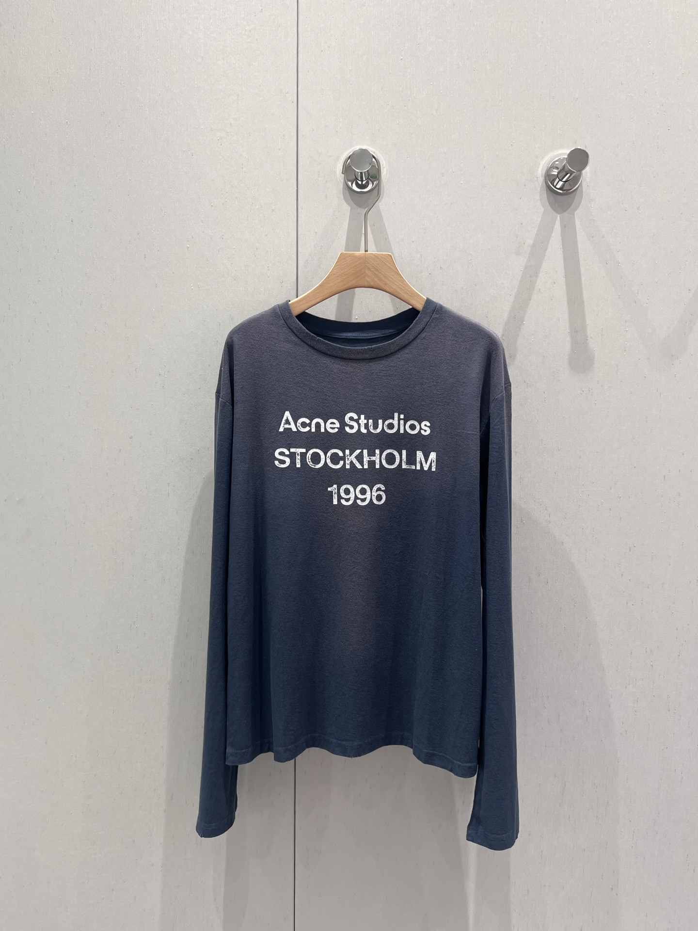 NO:420268,Support replacement of long-sleeved Acne Studio*s 25ss Spring and Summer New Style Retro Washed and Frayed Old Printed Letter Short/Long-Sleeve T-Shirt丨Exclusive High-Performance!  The loose style is lazy and casual. The letter printing is made in front of it, which is eye-catching and monotonous, and it looks good. It is very exquisite and simple and neutral. The upper body is clean and gao-level, and it is not monotonous. It is made of long and short sleeves. S/M/L real-life details pictures, acne studios, T-shirt, tees, t-shirt, alexander wang19860909支持换款长袖 Acne Studi*s 25ss春夏新款 复古水洗磨破做旧版印花字母短/长袖T恤丨独家高版出品！宽松版型慵懒随性,前面做了字母印花小细节,吸睛亮眼,不失单调且敲好看,很精致简约中性论调的印花,上身干净gao级单穿也不会单调,长短袖都有做 现货发售S/M/L实拍细节图,,acne studios,T-shirt,tees，t-shirt,alexander wang,Women's clothing