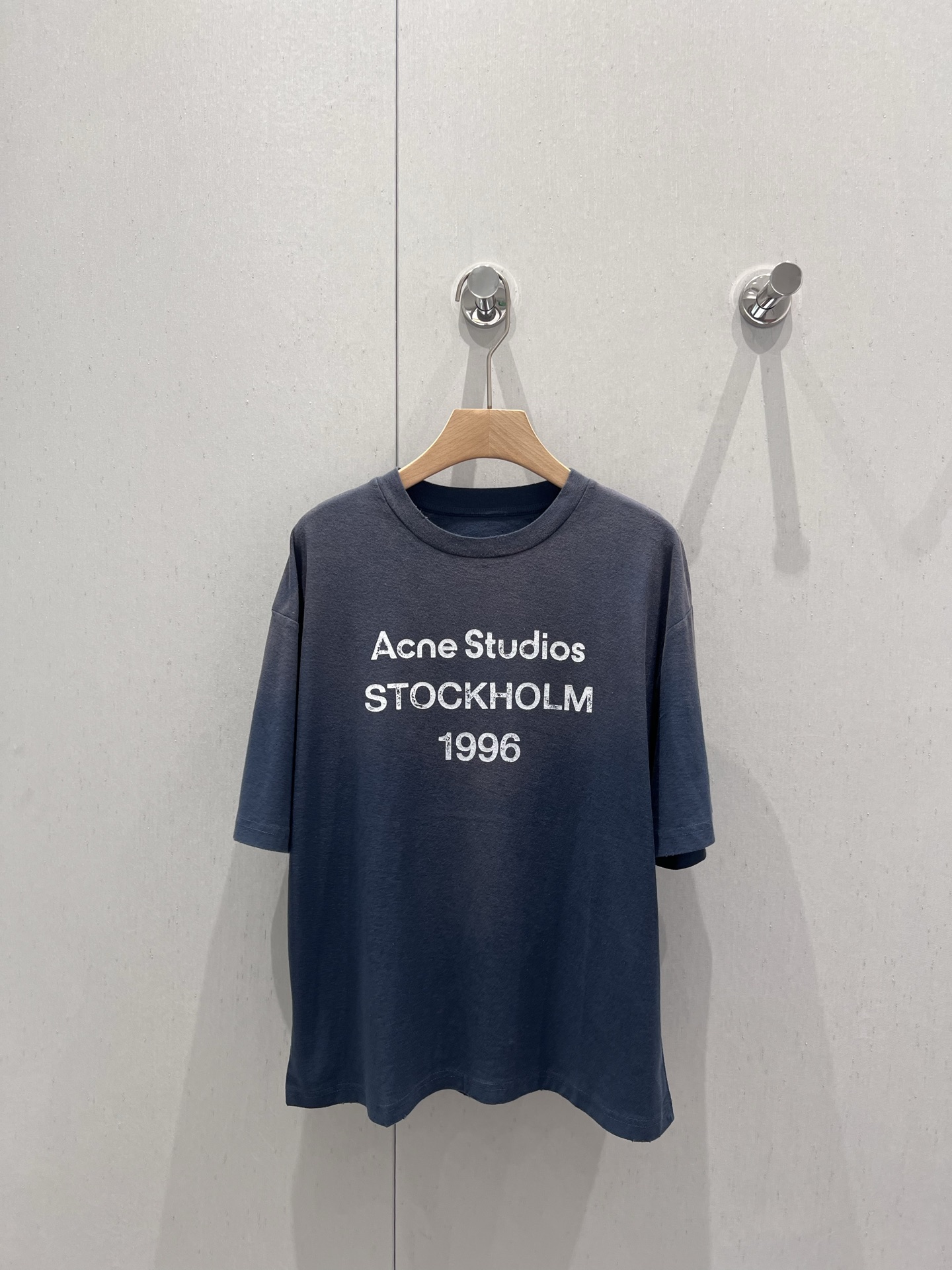 NO:420276,Supports replacement of short-sleeved Acne Studio*s 25ss Spring and Summer New Style Retro Washed and Frayed Old Printed Letters Short/Long-Sleeve T-Shirt丨Exclusive High-Performance!  The loose style is lazy and casual. The letter printing is made in front of it, which is eye-catching and monotonous, and it looks good. It is very exquisite and simple and neutral. The upper body is clean and gao-level, and it is not monotonous. It is made of long and short sleeves. S/M/L real-life details pictures, acne studios, T-shirt, tees, t-shirt, alexander wang19860909支持换款短袖 Acne Studi*s 25ss春夏新款 复古水洗磨破做旧版印花字母短/长袖T恤丨独家高版出品！宽松版型慵懒随性,前面做了字母印花小细节,吸睛亮眼,不失单调且敲好看,很精致简约中性论调的印花,上身干净gao级单穿也不会单调,长短袖都有做 现货发售S/M/L实拍细节图,,acne studios,T-shirt,tees，t-shirt,alexander wang,Women's clothing