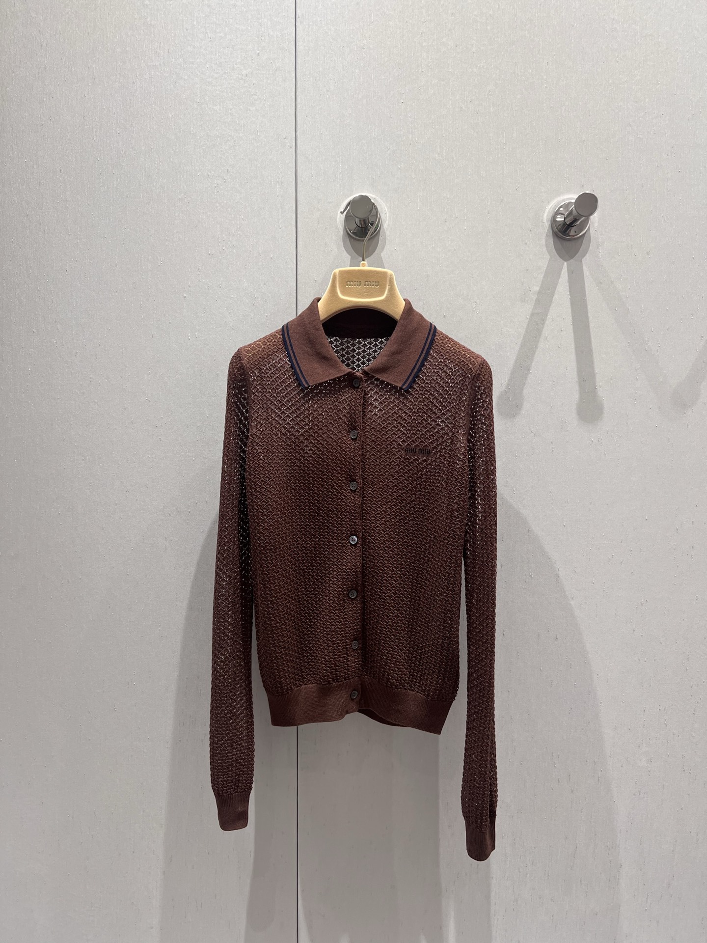 NO:422510,Support replacement Miumi* 25Ss spring and summer new style diamond hollow polo collar knitted cardigan丨Exclusive yb development!  High-end production!  Custom imported 100% pure cotton material, hollow crochet texture intertwined with chest contrasting logo embroidery to highlight the brand atmosphere. One of the best hits this season, with awesome texture, 1:1 super style, the latest summer item. S/M/L real shot details pictures, miumiu, alexander wang19860909支持换款 Miumi* 25Ss春夏新款 菱格镂空polo领针织开衫丨独家yb开发！高版出品！采用定制进口百分百纯棉材质,镂空钩针肌理交织搭配胸前撞色徽标刺绣彰显品牌气息,本季最佳爆款之一,质感绝绝子,1:1超赞版型,夏季最新单品.现货发售S/M/L实拍细节图,,miumiu,alexander wang,Women's clothing