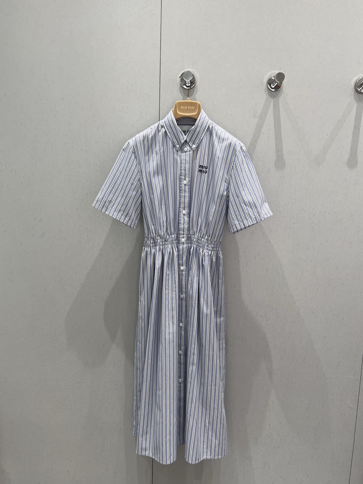 NO:422413,Support replacement Miumi* 25Ss spring and summer new style refreshing college style elastic waist striped short-sleeved shirt dress | Exclusive yb development!  High-end production!  Custom imported cotton material, skin-friendly and soft version is crisp and stylish, huge and comfortable, classic brand logo embroidery embroidery, waist-closing skirt is lively and elegant, outlining graceful figure. Whether you are strolling on the street or attending casual parties, it can make you elegant and outstanding and become the focus of everyone. S/M/L real-life detailed pictures are available in stock, miumiu, skirts, shirts, T-shirts, alexander wang19860909支持换款 Miumi* 25Ss春夏新款 清爽学院风松紧腰条纹短袖衬衫连衣裙丨独家yb开发！高版出品！定制进口全棉材质 亲肤柔软版本挺括有型 巨巨巨舒服,经典品牌logo刺绣点缀,收腰裙摆灵动飘逸,勾勒曼妙身姿.无论是漫步街头还是出席休闲聚会,它都能让你优雅出众,成为众人焦点.现货发售S/M/L实拍细节图,,miumiu,skirts,shirts,T-shirt,alexander wang,Women's clothing