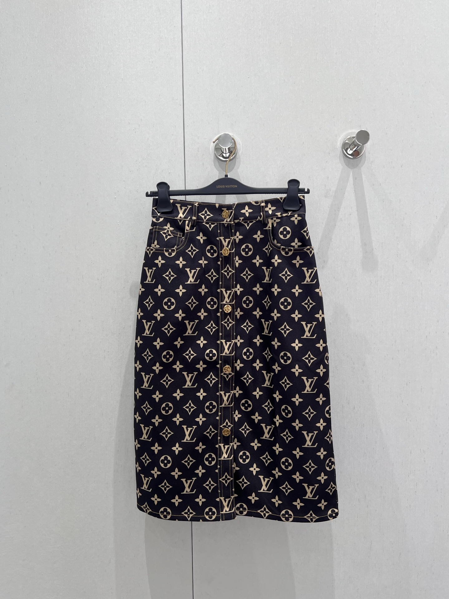 NO:422491,Support replacement Louis Vuitto* 25Ss spring and summer new style, classic presbyterian printed placket button skirt丨Exclusive high-end production!  Imported twill cotton material, stand up and comfortable, the whole body is full of the iconic four-leaf clover letter printed logo, showing the brand tone, the center single row of engraving metal buttons and the rear waist half zipper adjustment design, add to the styling layering, the surface auxiliary material development, high waist skirt tailoring, commuting date casually match and outfits, and the real details of S/M/L are on sale, louis vuitton, skirts, alexander wang19860909支持换款 Louis Vuitto* 25Ss春夏新款 经典老花印花襟扣半身裙丨独家高版出品！进口斜纹棉材质 立挺舒适 通体满印标志性四叶草字母印花徽标 彰显品牌调性 居中单排刻字金属纽扣搭配后腰半拉链调节设计 增添造型层次感 面辅料开发 高腰半身裙剪裁 通勤约会随意搭配穿搭出彩时髦 现货发售S/M/L实拍细节图,,louis vuitton,skirts,alexander wang,Women's clothing