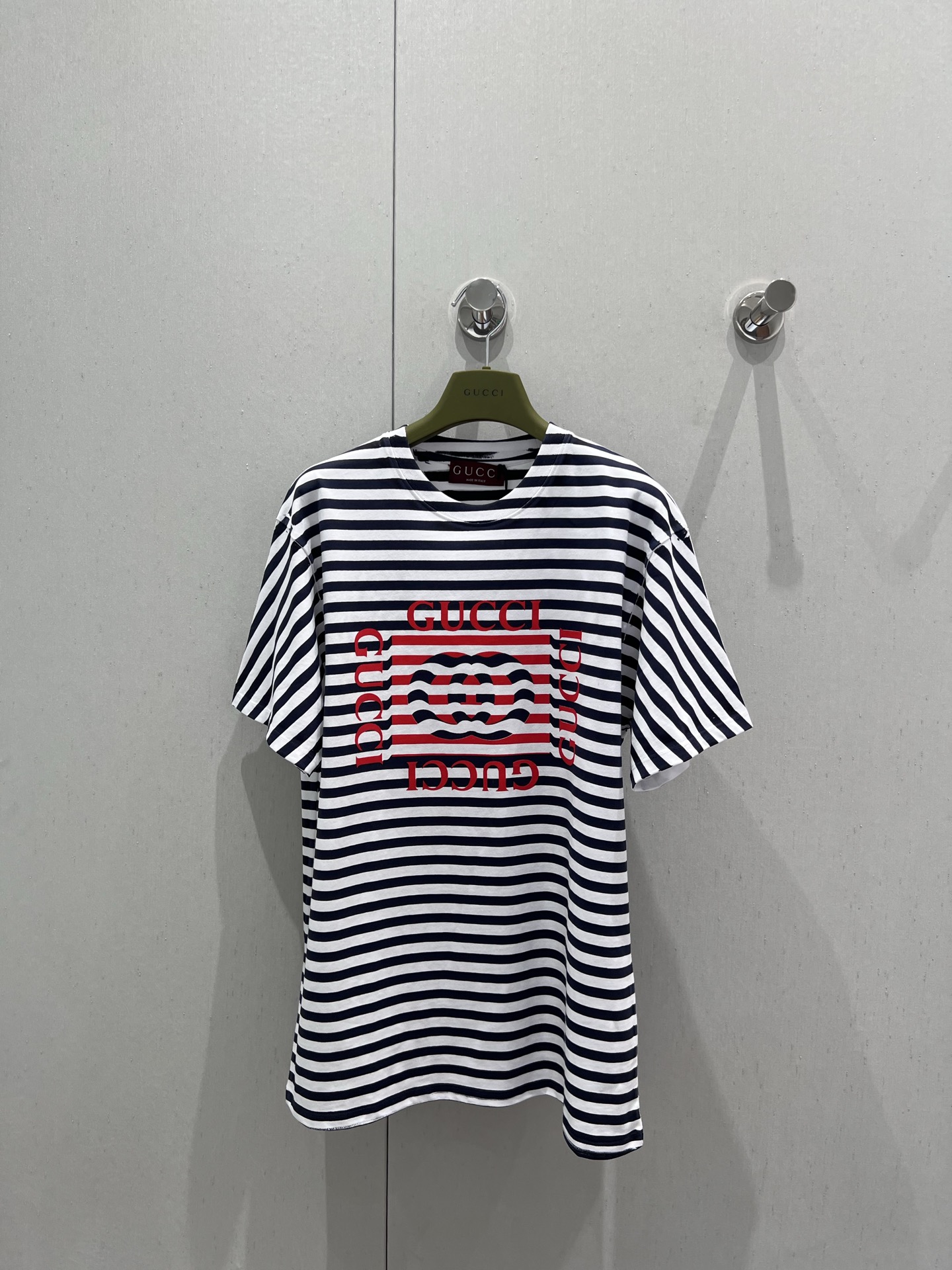 NO:422474,Support replacement Gucc* 25Ss spring and summer new style striped letter printed round neck short-sleeved T-shirt | Exclusive yb development!  High-end production!  Customized native cotton material, breathable and comfortable, full texture, Oversized loose T-shirt cut, highlights the brand style, made of gram-weight pure cotton, slightly elastic, presents a slim visual effect, the stripes on the chest are interspersed with lifebuoy patterns, collide with the black letter logo, depicted in artistic style, playful and fashionable, jumping stripes color matching creates a personal style, the outfit is playful and age-reducing, the inner wear is brilliant and fashionable, S/M/L real-life details pictures, gucci, versace, T-shirt, tees, t-shirt, alexander wang19860909支持换款 Gucc* 25Ss春夏新款 条纹字母印花圆领短袖T恤丨独家yb开发！高版出品！定制原生全棉材质 透气舒适 质感十足 Oversized宽松T恤裁剪 凸显品牌格调 采用克重纯棉制成 略带有弹力 呈现显瘦视觉效果 胸前条纹穿插救生圈图案 与黑色字母徽标碰撞 以艺术风格描绘 俏皮时尚感立现 跳跃条纹配色打造个性风格 穿搭俏皮减龄 单穿内搭都出彩时髦 现货发售S/M/L实拍细节图,,gucci,versace,T-shirt,tees，t-shirt,alexander wang,Women's clothing