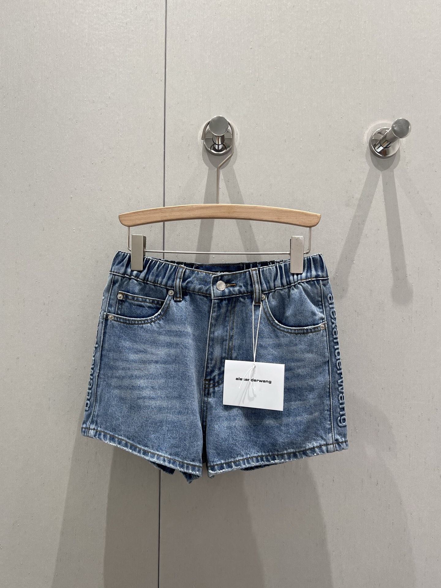 NO:424070,Support replacement Alex*nder wang 25Ss spring and summer new style, fashionable girls side embossed letter design denim shorts丨Exclusive high-end production!  Retro street aesthetic styling artifact!  Original custom embossed letters, retro washing cowboy craftsmanship is handsome and fashionable. The imported fabric has a great texture!  Three-dimensional tailoring hot pants style, huge slim upper body, perfect workmanship quality, see details. S/M/L real photos, shorts, alexander wang19860909支持换款 Alex*nder wang 25Ss春夏新款 时髦女孩侧边浮雕字母设计牛仔短裤丨独家高版出品！复古街头美感造型神器！原版定制浮雕字母,复古洗水牛仔工艺帅气又时髦.进口面料质感超赞！立体剪裁小热裤版型上身巨显瘦完美做工品质看细节.现货发售S/M/L实拍细节图,,shorts,alexander wang,Women's clothing