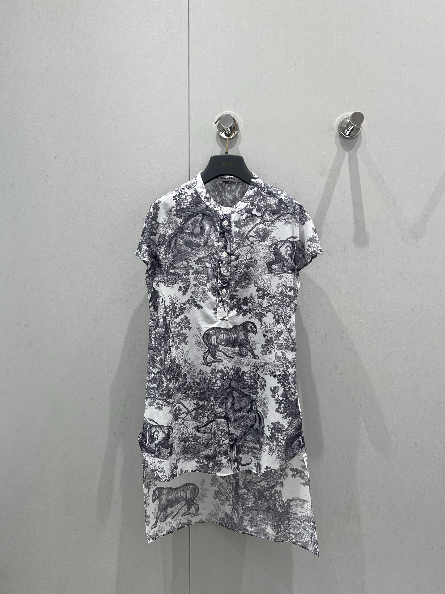 NO:422376,Support replacement Dio* 25Ss spring and summer new style Ruyi animal printed shirt丨Exclusive yb development!  High-end production!  Classic cover sleeve design, with the iconic shirt silhouette, decorated with classic Juyi forest print, reinterpreting animal patterns, highlighting the reverse color effect, carefully crafted from cotton tulle fabric, short front and extended rear side, paired with a stand collar and front button closure. Lightweight cotton, comfortable and gentle, gentle skin-friendly experience, freeing the body's breathing more free. S/M/L real shot details, dior, shirts, alexander wang19860909支持换款 Dio* 25Ss春夏新款 茹伊动物印花衬衫丨独家yb开发！高版出品！经典盖袖设计,采用标志性的衬衫廓形,饰以经典茹伊森林印花,重新诠释动物图案,突显反色效果,采用棉质薄纱面料精心制作,前短、后侧加长版型,搭配立领和正面纽扣开合.轻薄棉质 舒适又轻柔,温柔的亲肤体验,解放身体更自在的呼吸.现货发售S/M/L实拍细节图,,dior,shirts,alexander wang,Women's clothing