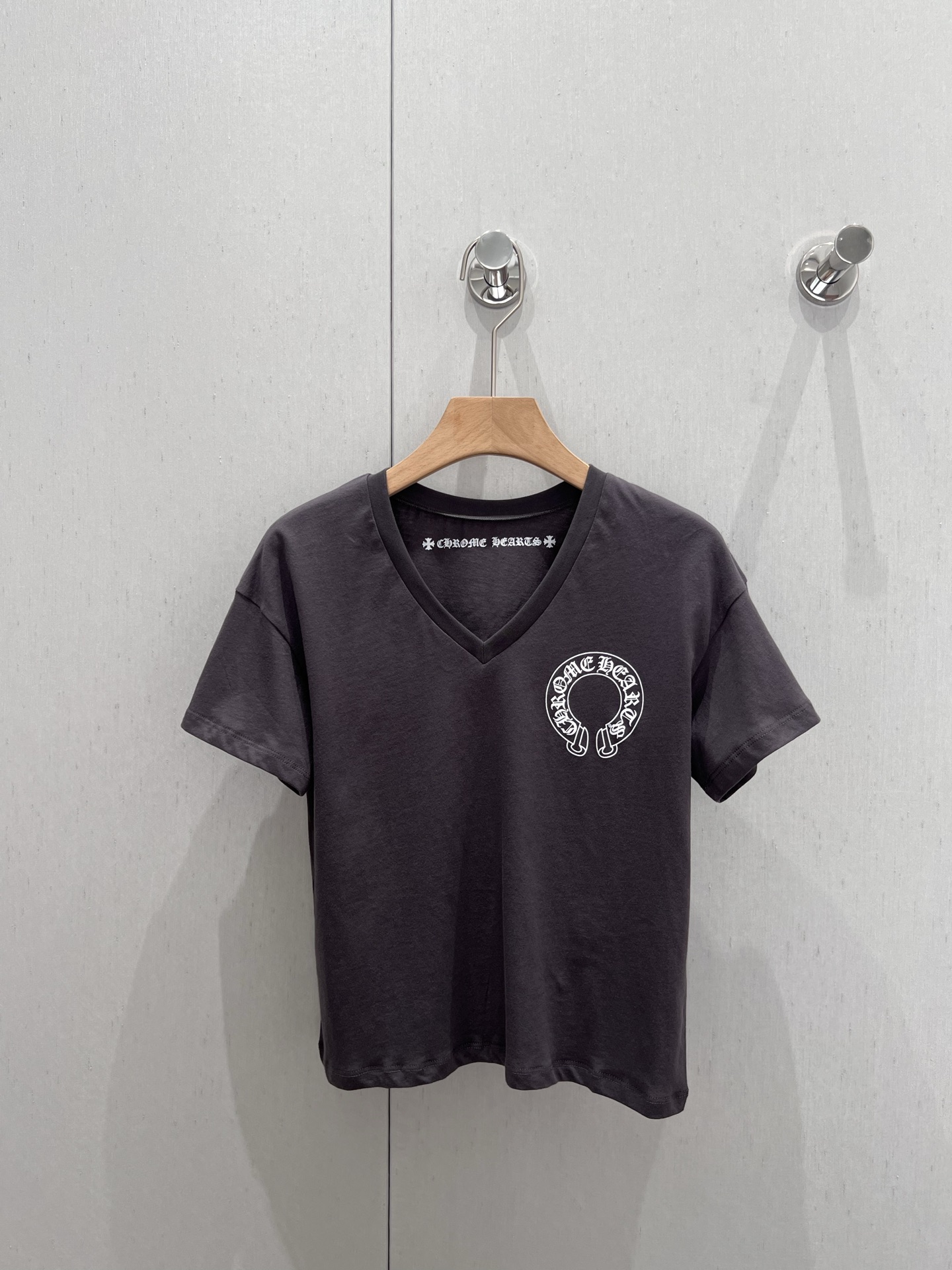 NO:422360,Support for changing Chorme heart* 25ss Spring and Summer New Horseshoe Print Gray V-neck Hot Girl Short Slim T-shirt | Exclusive high-end production!  Inadvertently revealing casualness and sexyness, modifying the neck lines, adding a bit of neatness and atmosphere to the overall shape. The iconic Crosine pattern on the chest is like a mysterious symbol. It is not only a decoration, but also a manifestation of personality. S/M/L real-life details pictures are available in stock, chrome hearts, tees, t-shirt, alexander wang19860909支持换款 Chorme heart* 25ss春夏新款 马蹄印花灰色V领辣妹短款显瘦T恤丨独家高版出品！不经意间流露随性与性感,修饰颈部线条 为整体造型增添几分利落与大气.胸前标志性的克罗心图案,如同神秘的符号 它不仅是装饰,更是个性的彰显.现货发售S/M/L实拍细节图,,chrome hearts,tees，t-shirt,alexander wang,Women's clothing