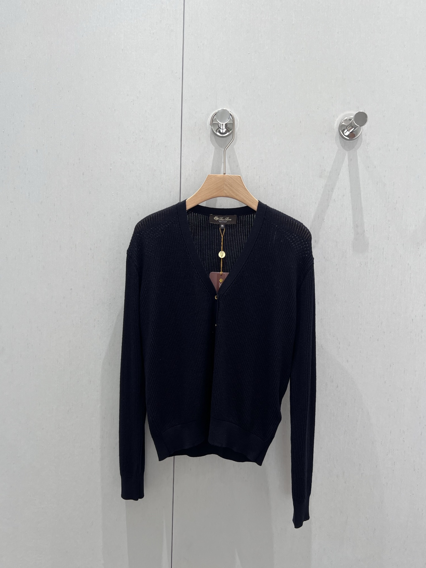 NO:422396,Support replacement Loro Pian*25SS spring and summer new model Mulberry silk v-neck gold buckle knitted cardigan | Exclusive yb development!  High-end production!  The hollow upper body feels as light as nothing. It is comfortable and hot in summer. It is fixedly dyed deep, dark blue/cream double-strand mulberry silk + ultra-fine wool. 16-pin German Stoll imported machine to pick holes. Perfect workmanship quality depends on details. S/M/L real shot details pictures are available in stock, loro piano, alexander wang19860909支持换款 Loro Pian*25SS春夏新款 桑蚕丝v领金扣针织开衫丨独家yb开发！高版出品！镂空上身裸感轻若无物 夏日防晒又舒服完全不会热 定染深藏青/奶油双股桑蚕丝+超细羊毛 16针德国Stoll进口机挑孔 完美做工品质看细节.现货发售S/M/L实拍细节图,,loro piana,alexander wang,Women's clothing