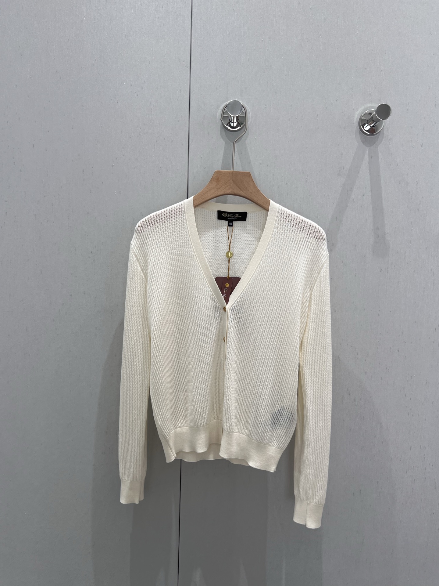 NO:422378,Support replacement Loro Pian*25SS spring and summer new model Mulberry silk v-neck gold buckle knitted cardigan | Exclusive yb development!  High-end production!  The hollow upper body feels as light as nothing. It is comfortable and hot in summer. It is fixedly dyed deep, dark blue/cream double-strand mulberry silk + ultra-fine wool. 16-pin German Stoll imported machine to pick holes. Perfect workmanship quality depends on details. S/M/L real shot details pictures are available in stock, loro piano, alexander wang19860909支持换款 Loro Pian*25SS春夏新款 桑蚕丝v领金扣针织开衫丨独家yb开发！高版出品！镂空上身裸感轻若无物 夏日防晒又舒服完全不会热 定染深藏青/奶油双股桑蚕丝+超细羊毛 16针德国Stoll进口机挑孔 完美做工品质看细节.现货发售S/M/L实拍细节图,,loro piana,alexander wang,Women's clothing