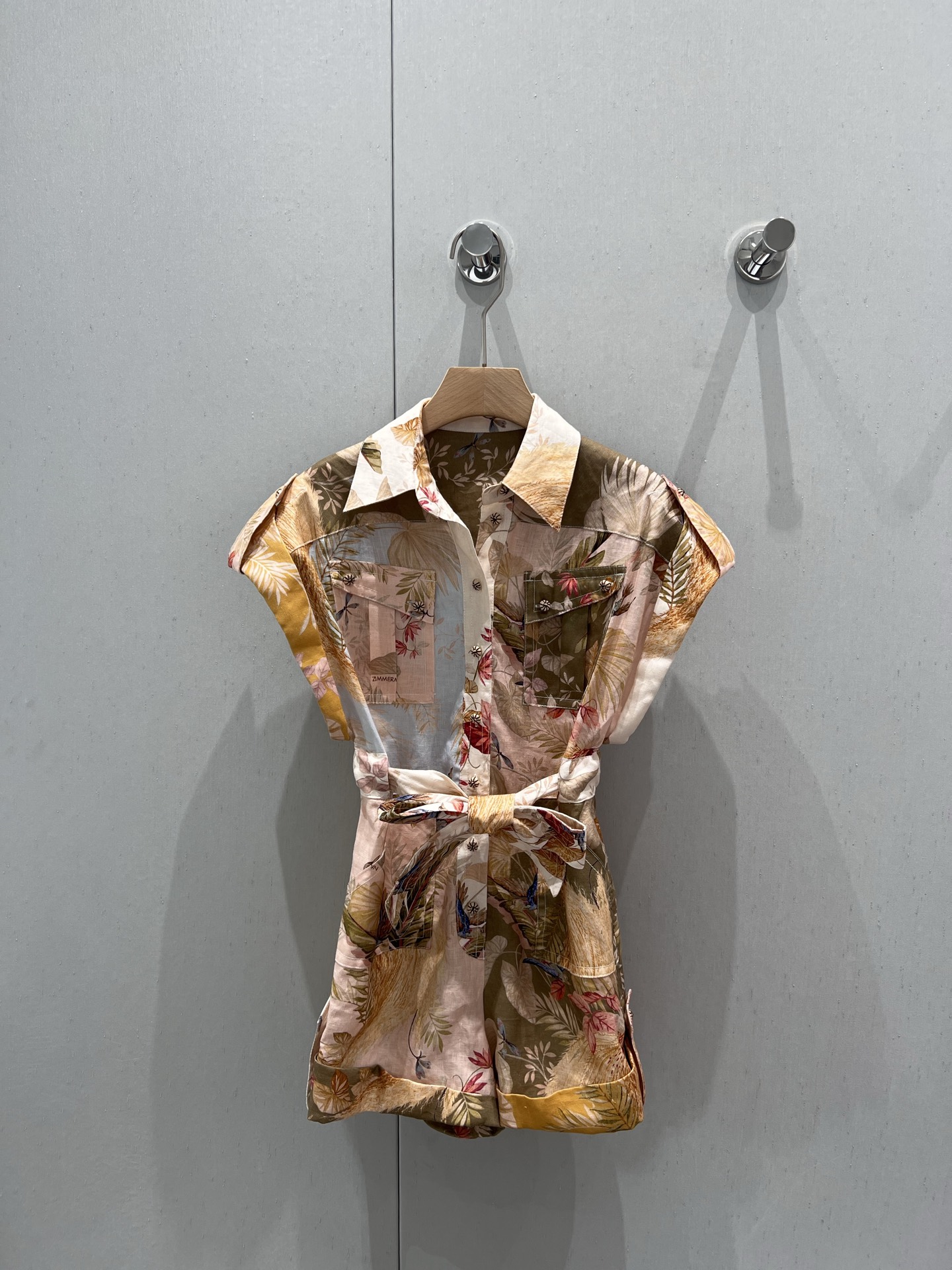 NO:424056,Support replacement Zimm*rmann 25Ss spring and summer new style, holiday style beach cool summer lace hollow spliced ​​short-sleeved jumpsuits | Exclusive high-end production!  Imported pure cotton jacquard fabric is delicate and comfortable, and it is lively and elegant when walking, and the details show the texture of high-quality craftsmanship!  The pleated splicing Arc de Triomphe logo is fashionable and high-end!  The essential items of white and rich beauty, with a high-end white temperament and a versatile and not picky about people’s workmanship quality and look at the details. It is highly recommended. S/M/L real-life photos, T-shirt, alexander wang19860909支持换款 Zimm*rmann 25Ss春夏新款 度假风沙滩清凉夏日蕾丝镂空拼接短袖连体裤丨独家高版出品！进口纯棉提花面料细腻舒适,行走间灵动飘逸,细节出彰显高定工艺质感！压褶拼接凯旋门logo时髦又高级！白富美必备单品,洁白气质高级的调调,百搭不挑人做工品质看细节.强烈推荐.现货发售S/M/L实拍细节图,,T-shirt,alexander wang,Women's clothing