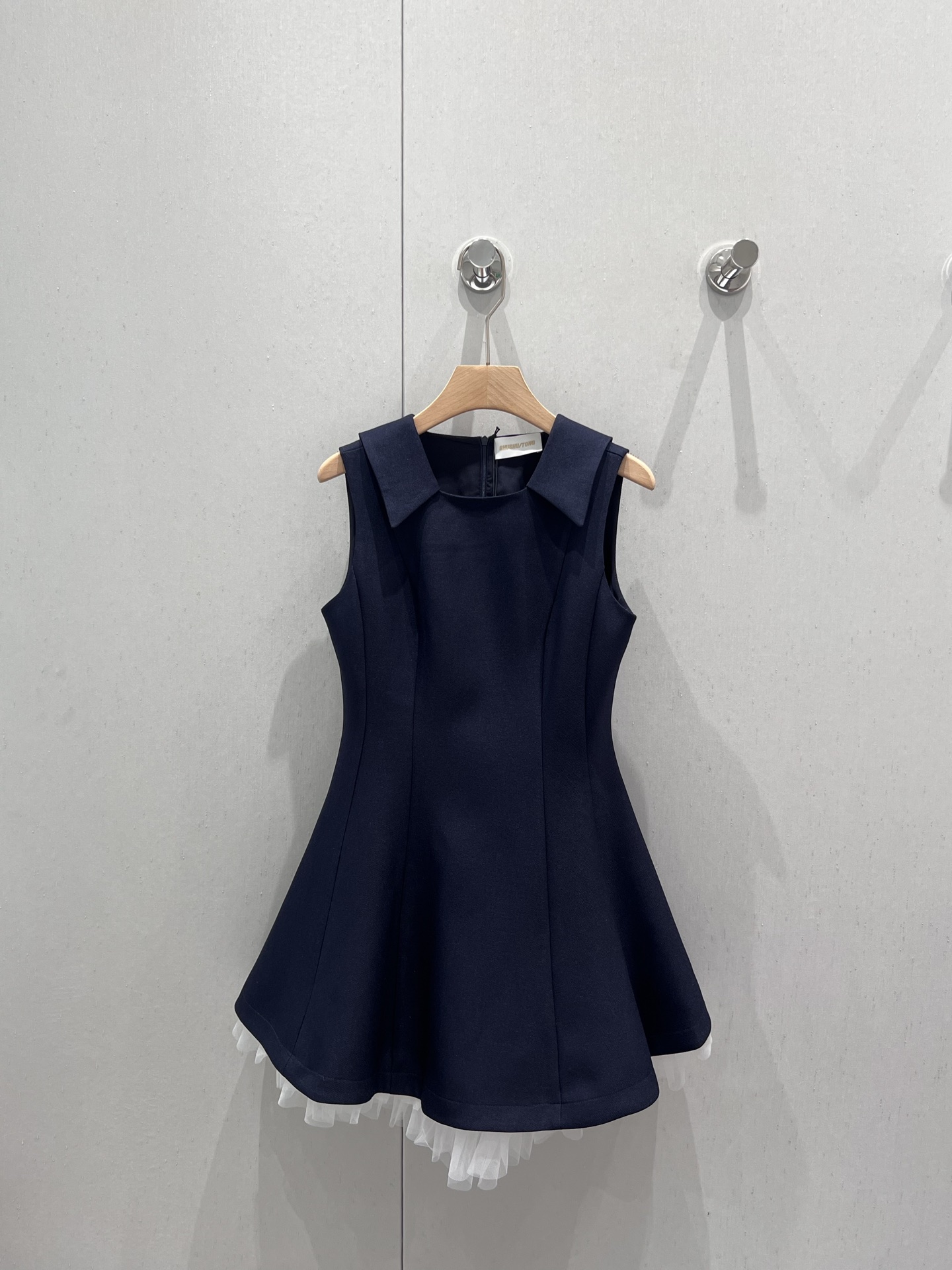 NO:424040,Supports replacement of SHUSHU/T*NG 25Ss spring and summer new style, lapel sleeveless splicing dress | Exclusive high-end production!  A compact and simple navy collar and sleeveless design. A fluffy skirt at the hem. Lace wavy lace. Full of three-dimensionality. Super heavy industry. Any body can be controlled by sweet or salty. It is not picky about people. The upper body is a sweet and charming age-reducing girl. S/M/L real-life details pictures are on sale. Skirts, alexander wang.19860909支持换款 SHUSHU/T*NG 25Ss春夏新款 翻领无袖拼接连衣裙丨独家高版出品！小巧简约的海军领与无袖的设计搭配 下摆蓬蓬裙摆 蕾丝波浪花边 立体感满分 超级重工的 任何身材都能驾驭 可甜可咸百搭不挑人 上身就是甜美可人的减龄少女 现货发售S/M/L实拍细节图,,skirts,alexander wang,Women's clothing