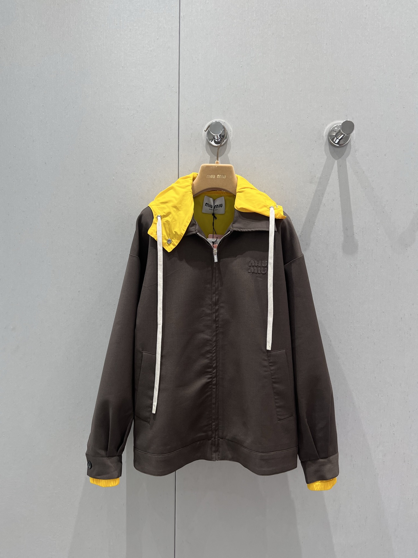 NO:422358,Support replacement Miumi* 25Fw early autumn new style logo zipper hooded jacket jacket | Exclusive high-end production!  Fashionable color matching!  A sweet and salty sports girlish style!  Customized wool fabric is light and comfortable and has a great texture!  It is versatile and not picky about others. It is beautiful!  Perfect workmanship quality depends on the details!  Men and women's styles S/M/L live details pictures, miumiu, jackets & coats, jackets & coats, hats, alexander wang19860909支持换款 Miumi* 25Fw早秋新款 徽标拉链连帽夹克外套丨独家高版出品！时髦配色穿搭！可甜可盐的运动少女风！定制羊毛面料轻盈舒适质感超赞！百搭不挑人上身美的不要不要的！完美做工品质看细节！男女同款 现货发售S/M/L实拍细节图,,miumiu,jackets & coats,jackets & coats,hats,alexander wang,Women's clothing