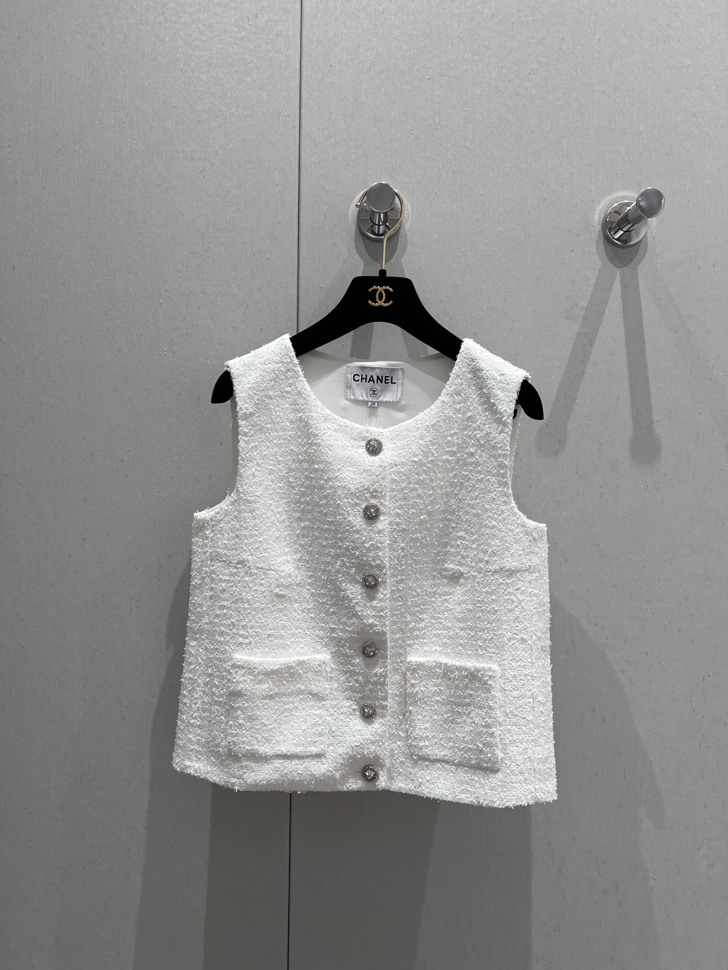 NO:422394,Support for replacement Chane* 25s spring and summer new style, sequin thick flower ny vest jacket | Exclusive yb development!  High-end production!  Customized cotton yarn blended woven fabric, with square beads hanging on the surface, blingbling blingbling is so eye-catching. Paired with retro and unique silver diamond buttons, the simple and not simple design reveals slackness behind the body, its design does not lose the formality and elegance of the jacket. S/M/L real-life details pictures, chanel, jackets & coats, alexander wang19860909支持换款 Chane* 25s春夏新款 亮片粗花尼马甲外套丨独家yb开发！高版出品！定制棉纱混纺编织面料,表面挂满方形珠片blingbling好亮眼.搭配上复古独特的银钻纽扣,简约不简单的设计上身后精致中透露着松弛,它的设计不失外套的正式与优雅.现货发售S/M/L实拍细节图,,chanel,jackets & coats,alexander wang,Women's clothing