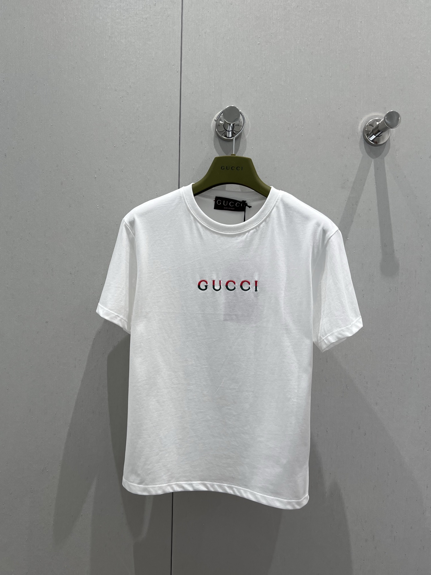 NO:425368,Support replacement Gucc*25Ss spring and summer new style round neck embroidered letter short-sleeved T-shirt | Exclusive yb development!  Customized cotton material, breathable and comfortable, full texture, slim short-sleeved T-shirt cut, highlighting the brand style, made of gram-weight pure cotton, slightly elastic, and slim visual effect, centered chest embroidery technology restores the two-color spliced ​​letter logo, the brand's own fashion sense is instantly created, creates an age-reducing style, single wear and inner wear is brilliant and fashionable, on sale in stock, S/M/L real-life details, gucci, T-shirt,tees, t-shirt,alexander wang19860909支持换款 Gucc*25Ss春夏新款 圆领刺绣字母短袖T恤丨独家yb开发！定制全棉材质 透气舒适 质感十足 修身短袖T恤裁剪 凸显品牌格调 采用克重纯棉制成 略带有弹力 呈现显瘦视觉效果 居中胸前刺绣工艺还原双色拼接字母徽标 品牌自带的时尚感立现 随心打造减龄风格 单穿内搭都出彩时髦 现货发售 S/M/L实拍细节图,,gucci,T-shirt,tees，t-shirt,alexander wang,Women's clothing