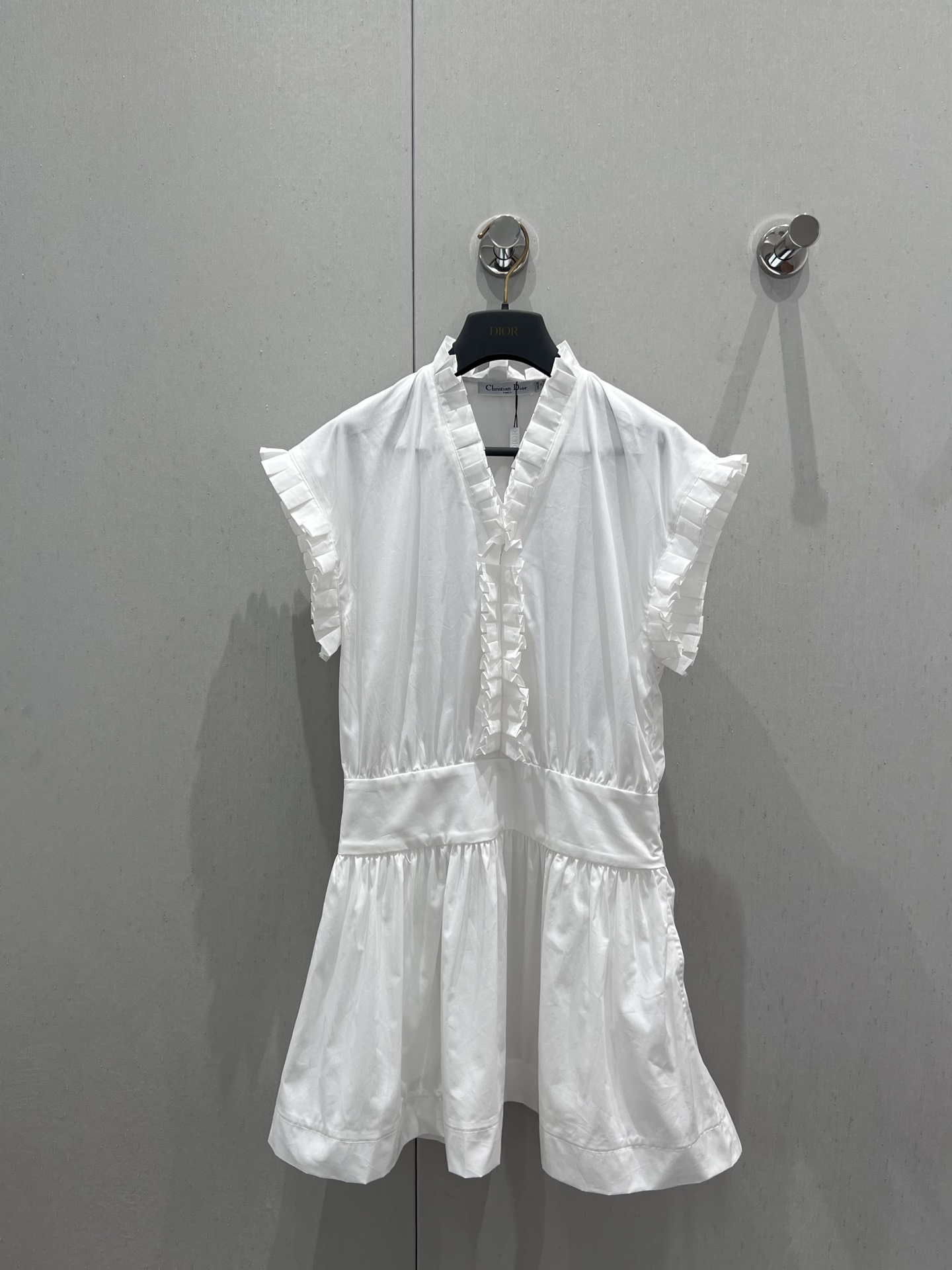 NO:424053,Support replacement Dio* 25Ss spring and summer new French ruffled cranslee dress | Exclusive high-end production!  Temperament V-neck pleated waist skirt with romantic temperament, elegant, simple and charming. Customized pressed lace design technology, full of atmosphere!  She looks thin and tall on the upper body!  The quality of workmanship depends on the details!  S/M/L real photos, dior, skirts, alexander wang19860909支持换款 Dio* 25Ss春夏新款 法式荷叶边坎袖连衣裙丨独家高版出品！气质V领褶裥收腰裙摆上身浪漫气质优雅简约迷人.定制压褶花边设计工艺.满满的氛围感！上身显瘦又高挑！做工品质看细节！现货发售 S/M/L实拍细节图,,dior,skirts,alexander wang,Women's clothing