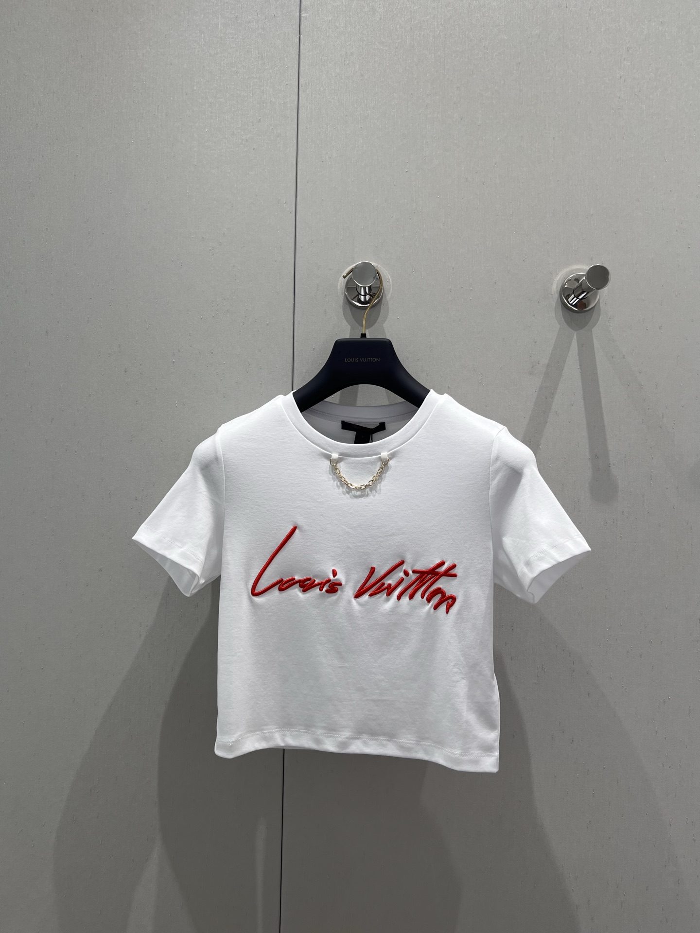 NO:434641,Support replacement Louis Vuitto* 25Ss spring and summer new Resot vacation series, MONOGRAM heavy industry three-dimensional embroidered ultra-short T-shirt | Exclusive yb development!  High-end production!  The soft and comfortable cotton knitted material is classic, fashionable and high-end!  The style is not picky about others and looks slim!  Highly recommended casual temperament items. S/M/L real photos, detailed pictures, louis vuitton,tees, t-shirt, alexander wang19860909支持换款 Louis Vuitto* 25Ss春夏新品Resot度假系列,MONOGRAM重工立体刺绣超短T恤丨独家yb开发！高版出品！取材柔软舒适的棉质针织,经典时髦又高级！版型不挑人上身巨显瘦！强烈推荐休闲气质单品.现货发售 S/M/L实拍细节图,,louis vuitton,tees，t-shirt,alexander wang,Women's clothing